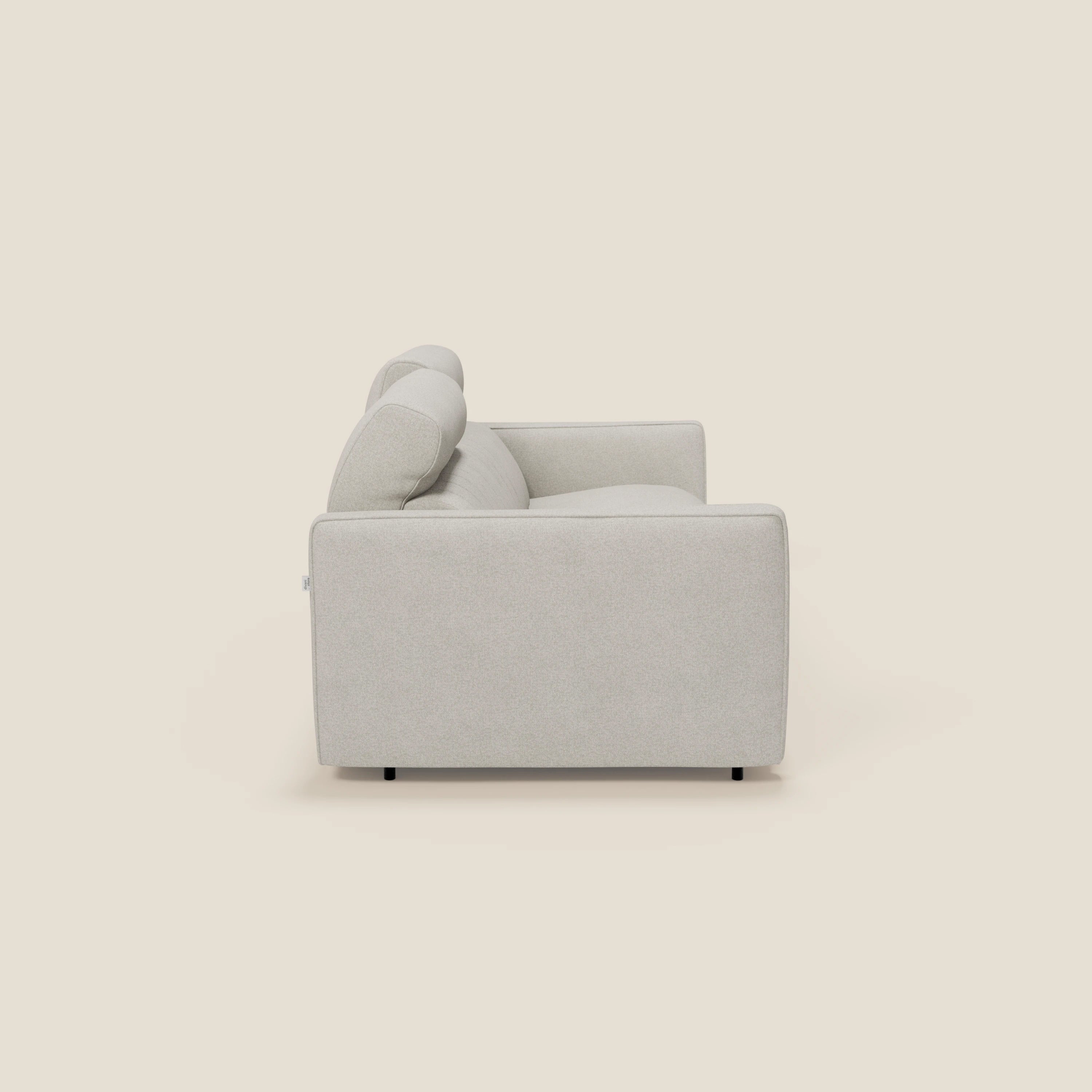 Vista laterale di Nivon Divano letto moderno di Divani.Store in tessuto impermeabile panna T25, con cuscini di schienale in feltro, braccioli squadrati e materasso H16 cm. Design elegante con gambe corte, su uno sfondo bianco sporco.