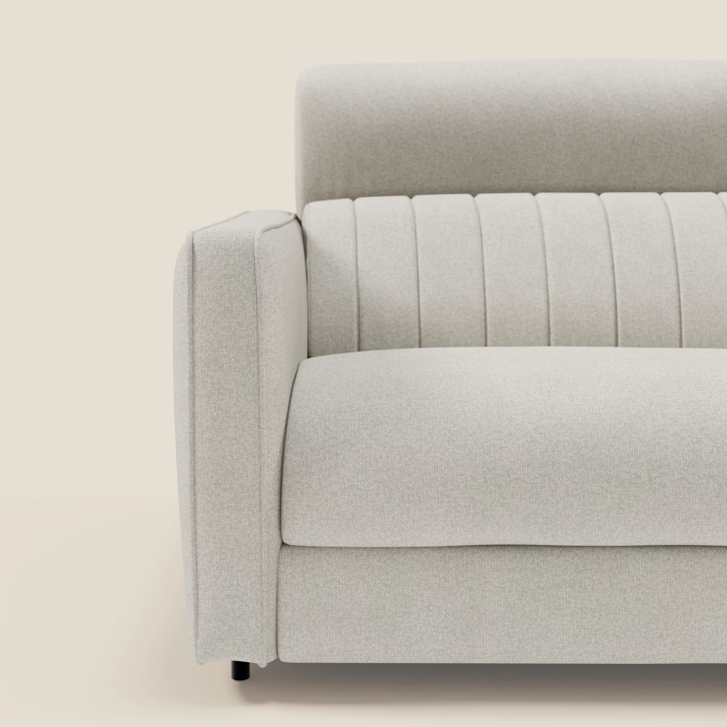 Primo piano del divano letto moderno Nivon di Divani.Store in tessuto panna impermeabile, con bracciolo sinistro, seduta e schienale con inserti per un comfort e uno stile minimalista. Include materasso H16 cm e poggiatesta regolabile.