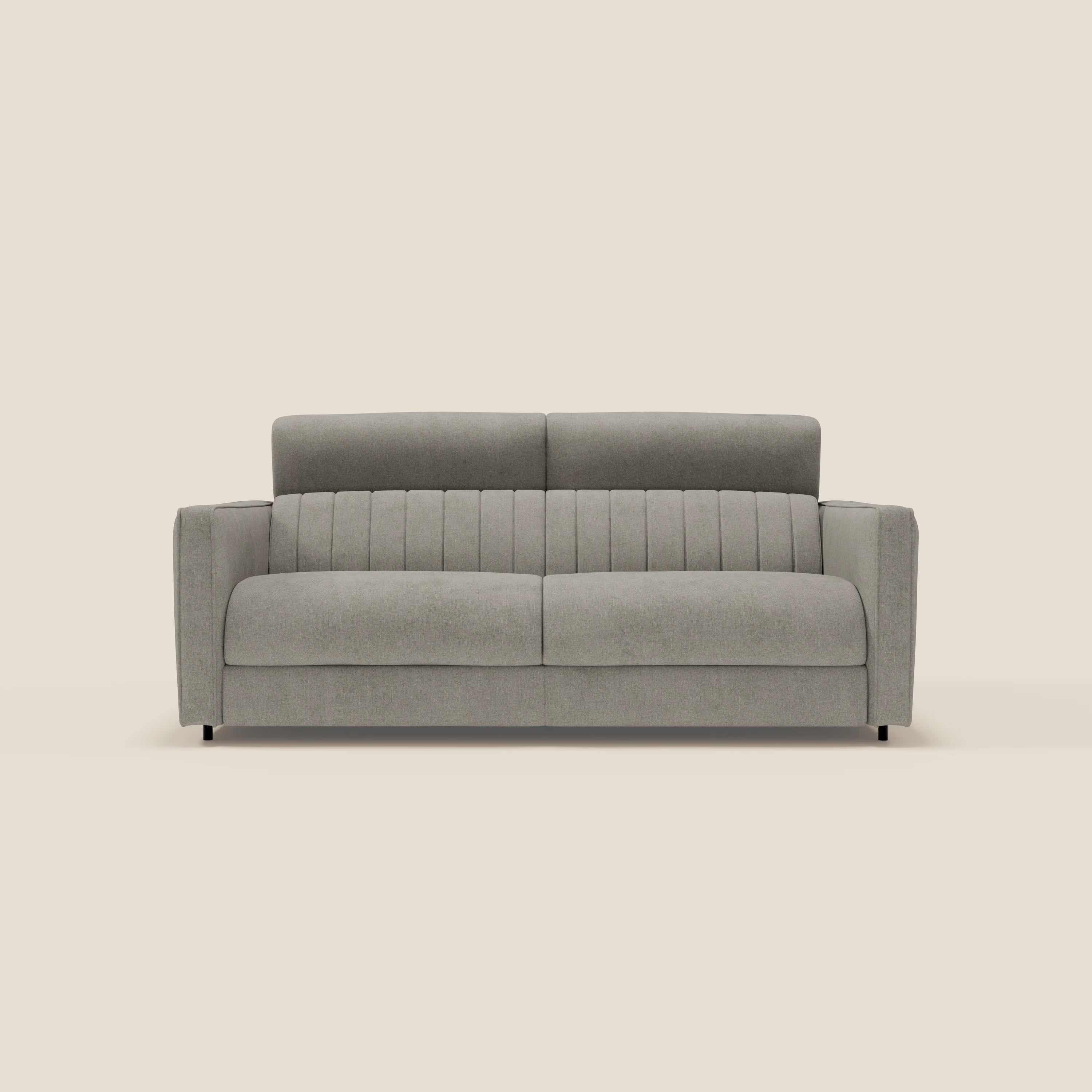 Il divano letto moderno Nivon di Divani.Store è caratterizzato da tessuto impermeabile T25 tortora, materasso H16 cm, poggiatesta, ampi braccioli, due cuscini di seduta, gambe corte nere e design italiano minimalista su sfondo bianco sporco.