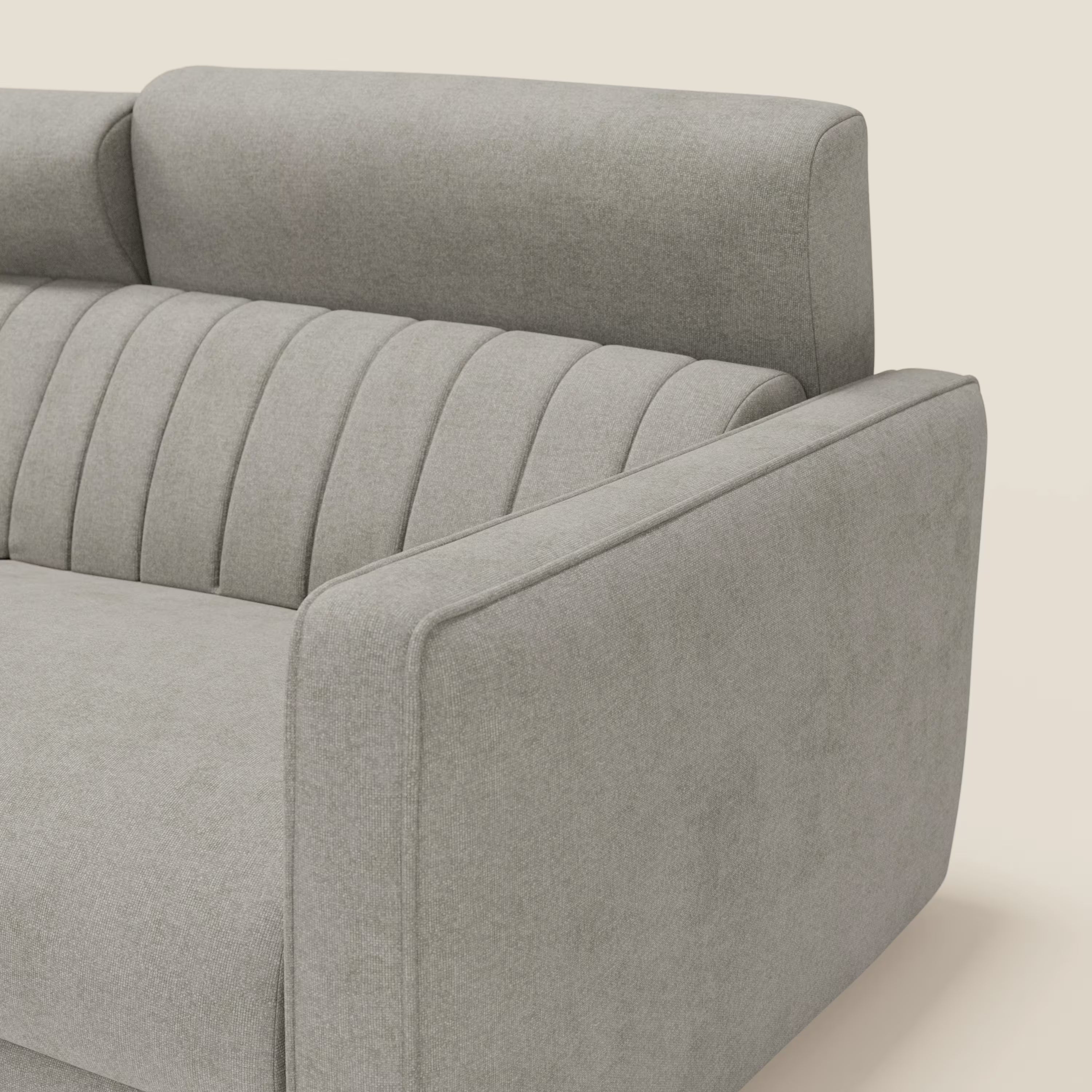 Primo piano del lato destro del Nivon Divano letto moderno di Divani.Store in tessuto impermeabile T25 tortora, con ciuffi verticali a canale, braccioli spessi, morbida imbottitura e materasso H16 cm su sfondo bianco sporco.