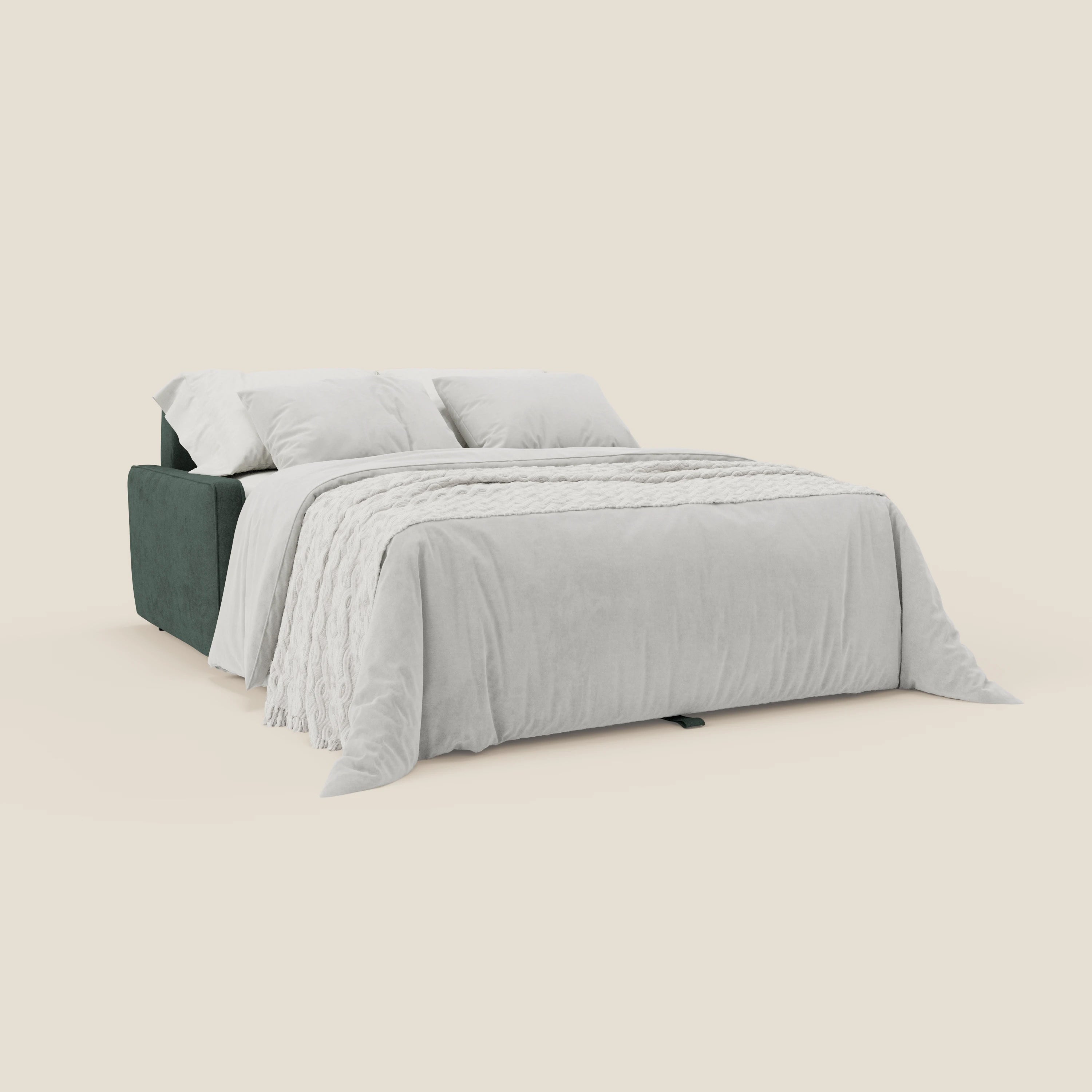 Il divano letto moderno Nivon di Divani.Store, caratterizzato da un tessuto impermeabile T25 verde scuro e da un materasso H16 cm, è abbinato a biancheria da letto bianca e due cuscini su uno sfondo beige chiaro, con una coperta bianca testurizzata per un maggiore comfort.