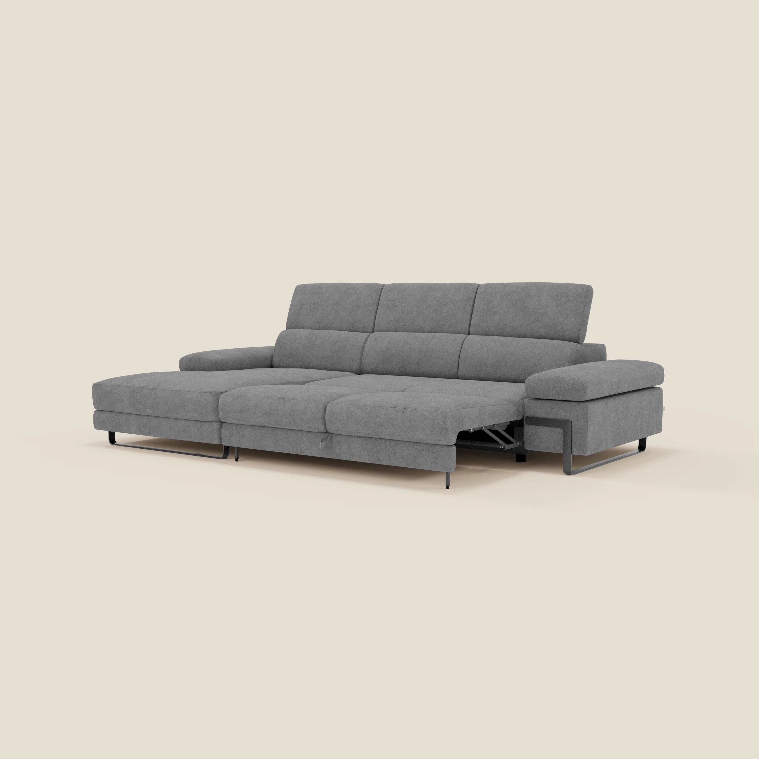 Il divano angolare estraibile Zayana di Divani.Store è caratterizzato da 3 sedute in tessuto impermeabile grigio T02, chaise lounge a sinistra, poggiapiedi relax a destra, braccioli e poggiatesta reclinabili, gambe basse in metallo nero, il tutto su uno sfondo beige.