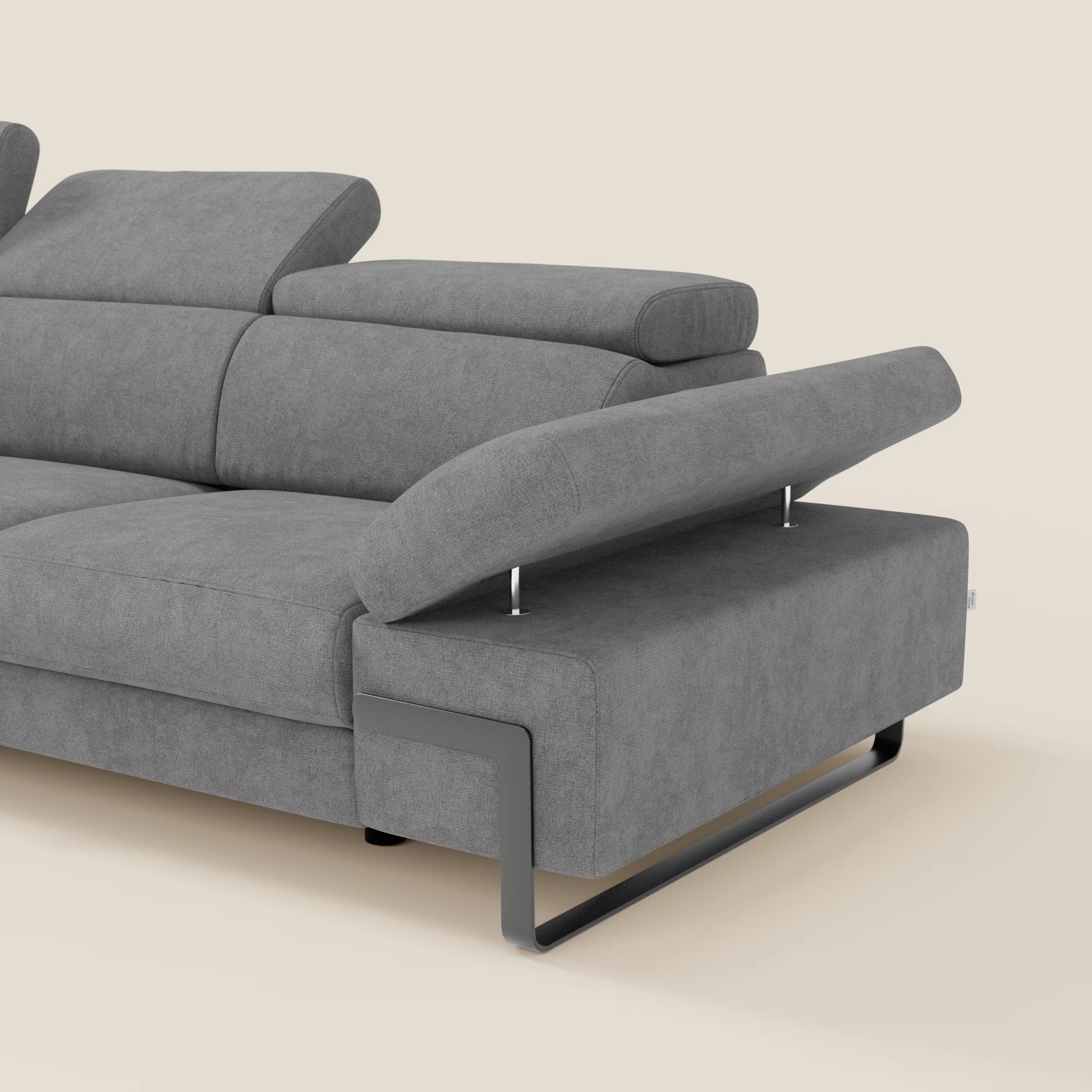 Il divano angolare estraibile Zayana di Divani.Store, in tessuto impermeabile T02 grigio, ha braccioli e poggiatesta reclinabili, sedute e schienali imbottiti e gambe in metallo, che esaltano il suo design moderno contro uno sfondo beige.