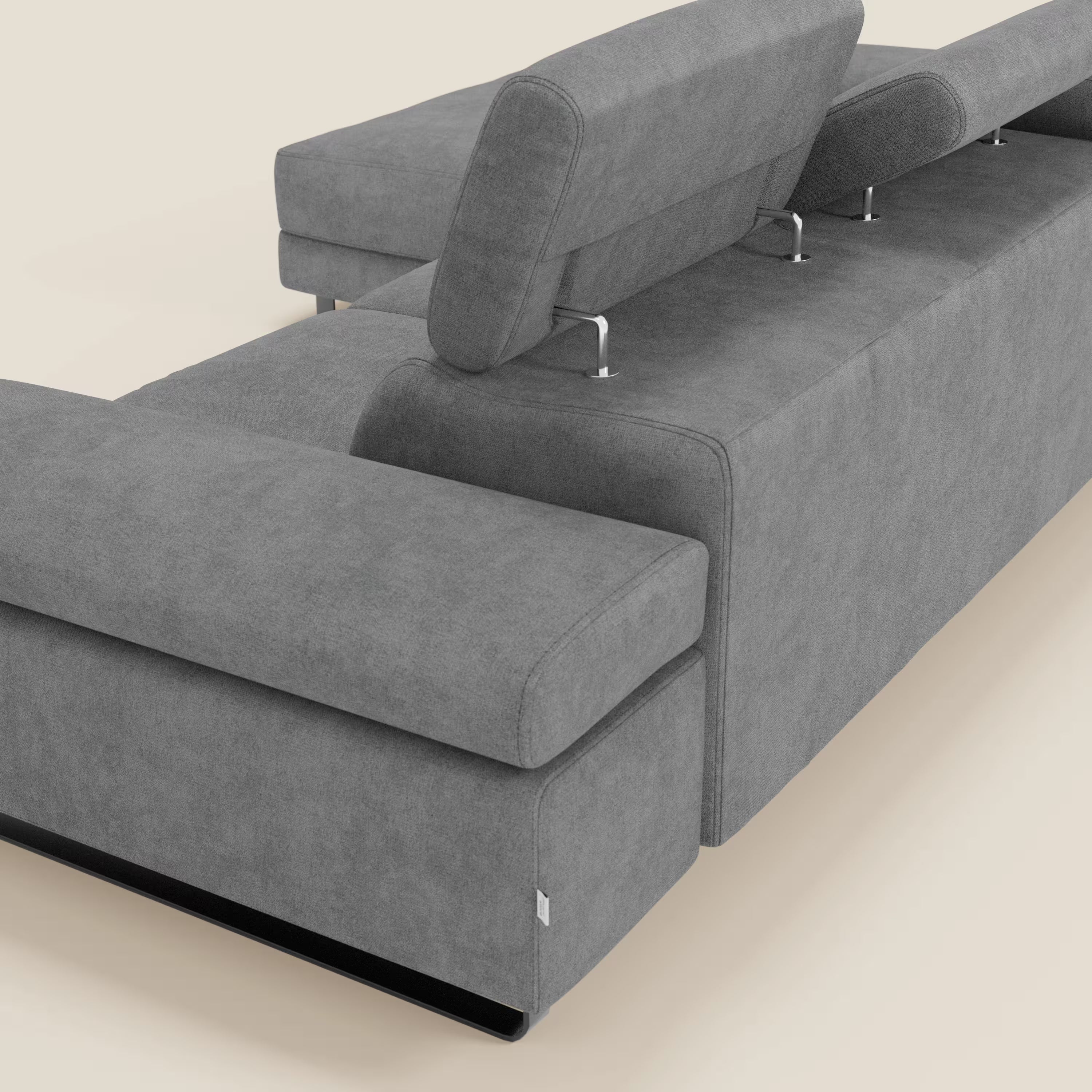 Il divano angolare estraibile Zayana di Divani.Store è caratterizzato da braccioli e poggiatesta reclinabili in tessuto impermeabile grigio T02, visto da un angolo posteriore. La finitura morbida e le linee pulite creano un look contemporaneo e rilassante.
