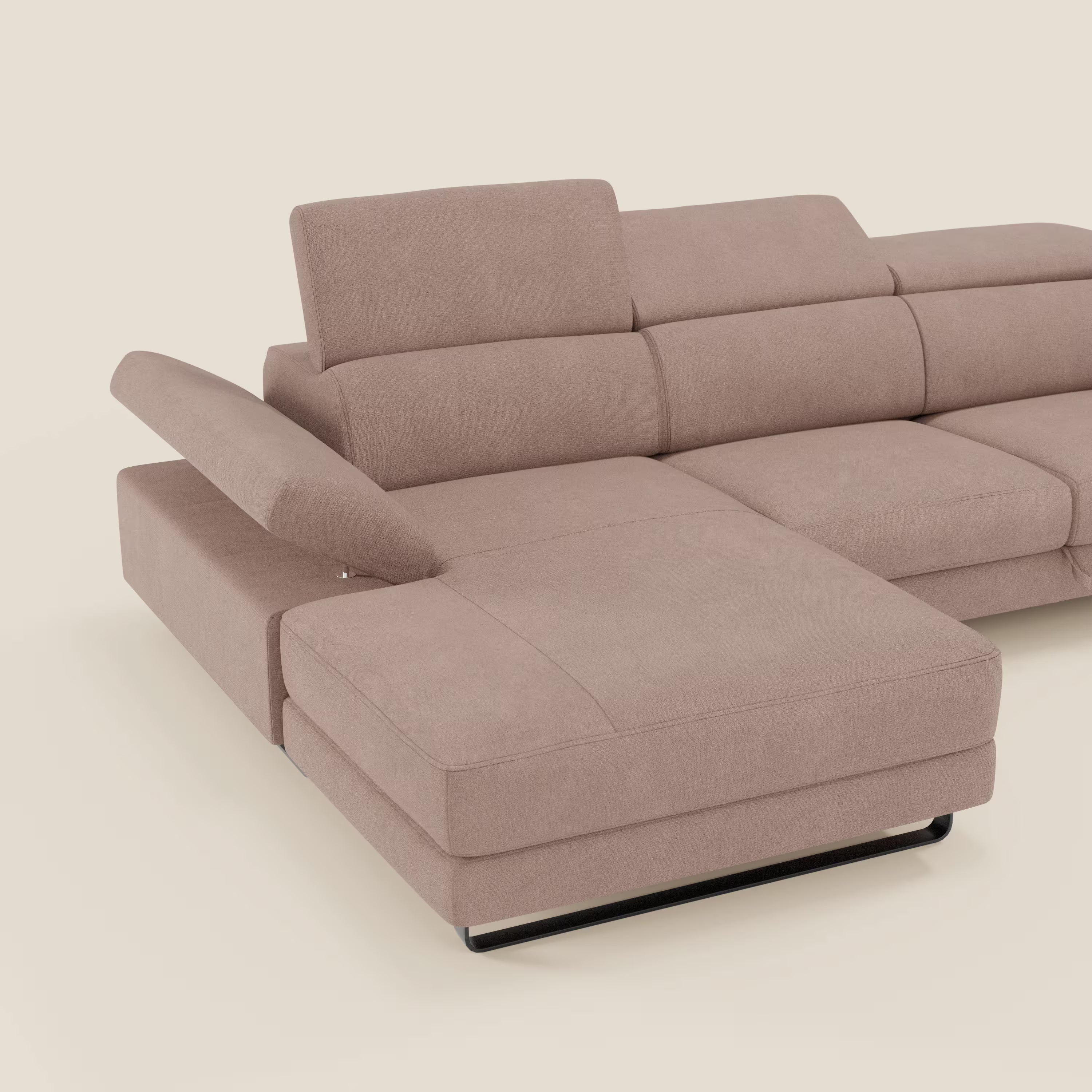 Il divano angolare estraibile Zayana di Divani.Store, in tessuto impermeabile T02 rosa, è caratterizzato da braccioli e poggiatesta reclinabili e gambe basse in metallo nero per un look moderno. La sezione chaise longue si estende verso l'esterno su uno sfondo chiaro.