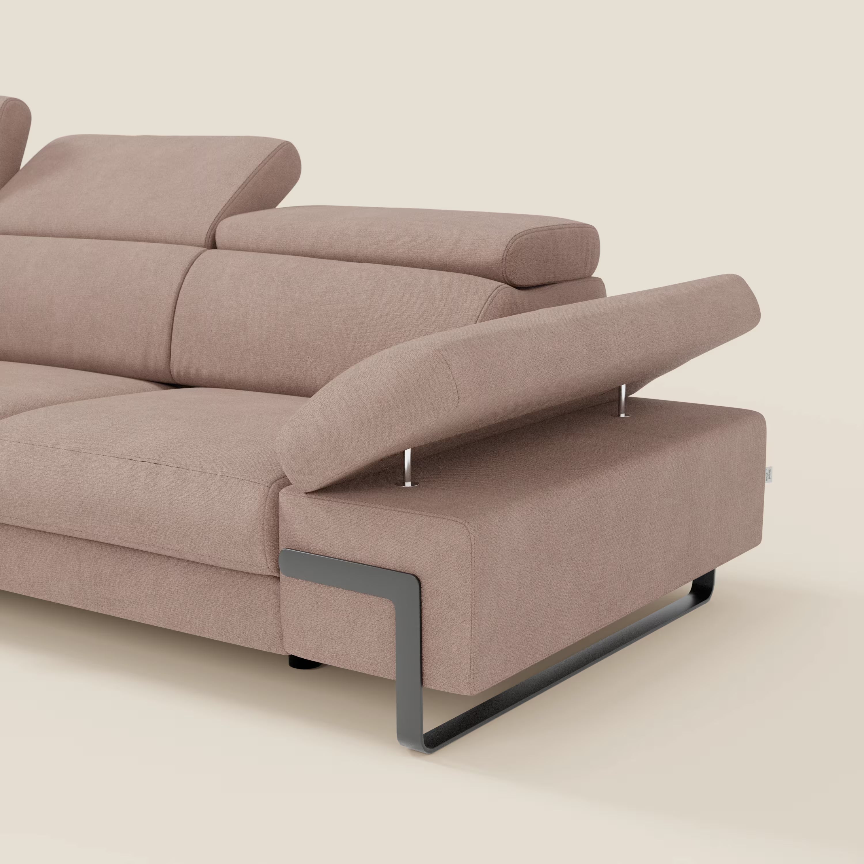 Il divano angolare estraibile Zayana di Divani.Store è caratterizzato da braccioli e poggiatesta reclinabili in tessuto impermeabile rosa T02, dal design moderno. Una sola sezione è mostrata su uno sfondo beige semplice.