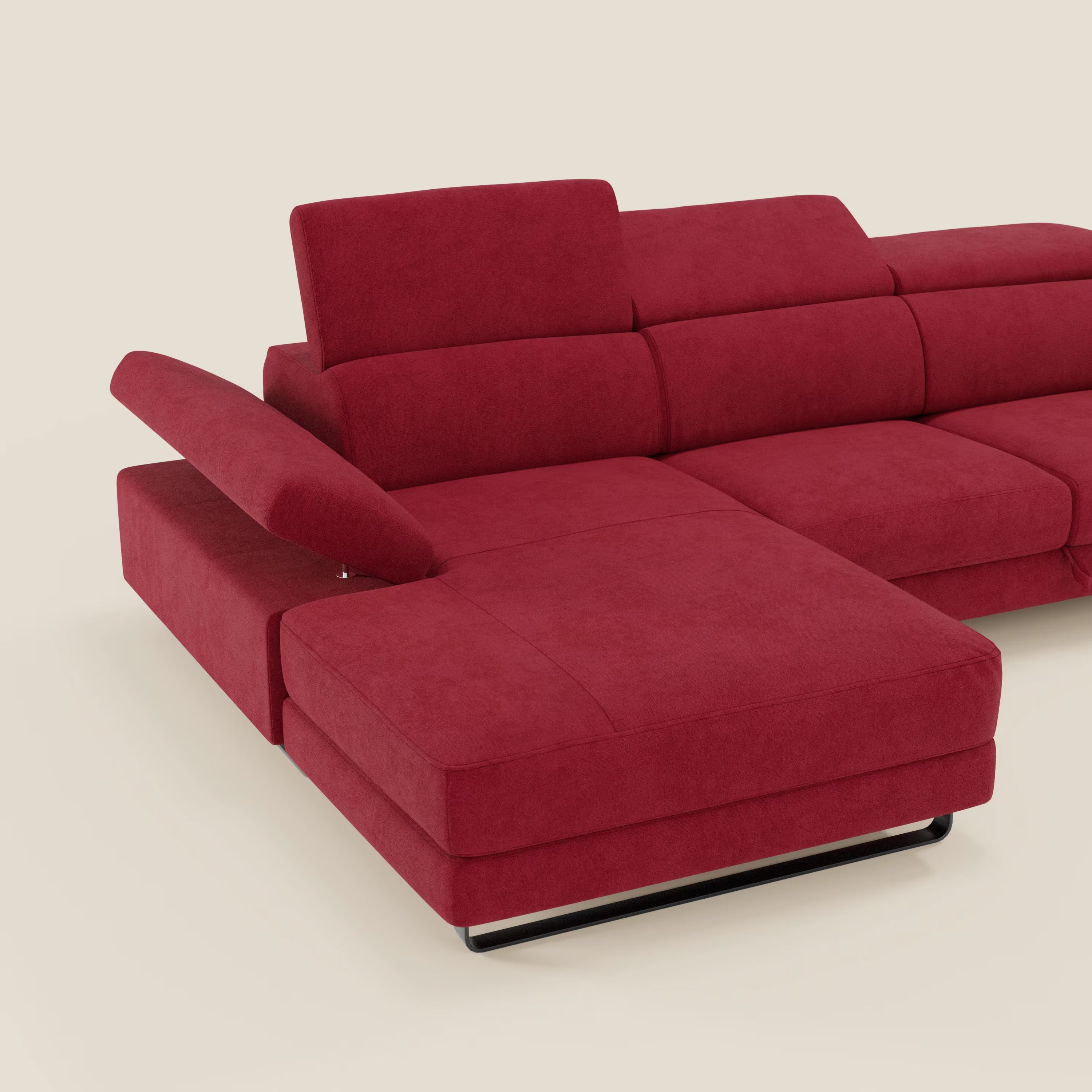 Il divano angolare estraibile Zayana di Divani.Store, presentato in tessuto impermeabile rosso T02, è caratterizzato da ampie sedute, poggiatesta regolabili e braccioli reclinabili per un comfort personalizzabile su uno sfondo chiaro.