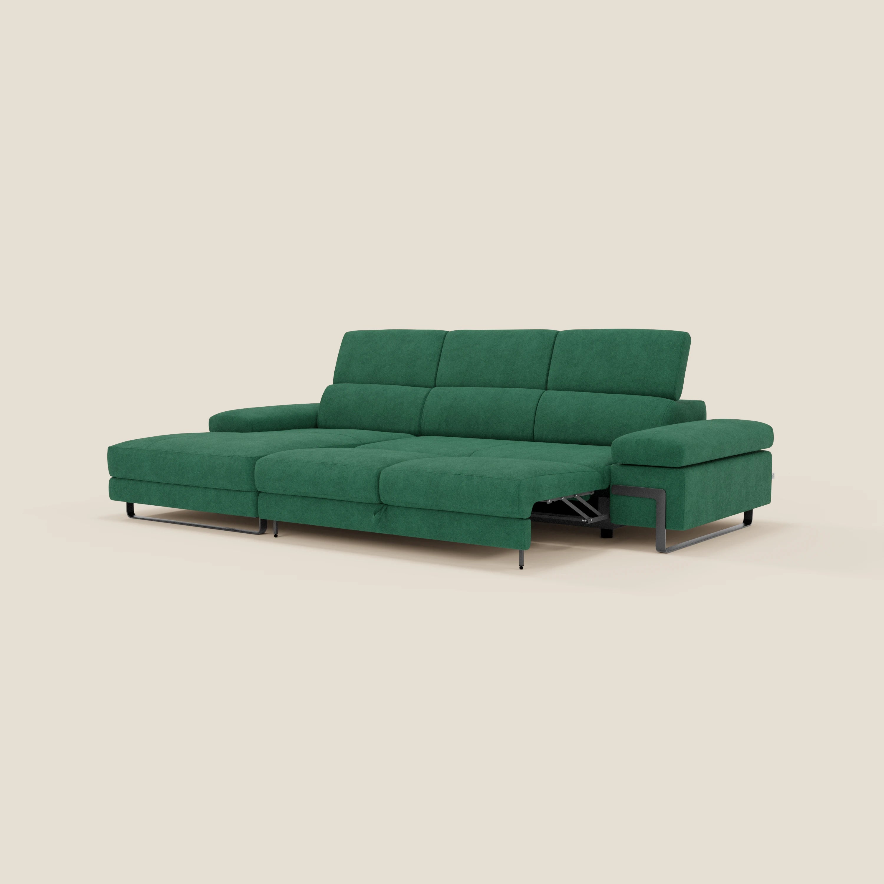 Il divano angolare estraibile Zayana di Divani.Store è caratterizzato da tessuto impermeabile verde T02, tre cuscini di seduta, ampi braccioli, poggiatesta reclinabili, gambe in metallo nero e chaise longue su sfondo beige chiaro.