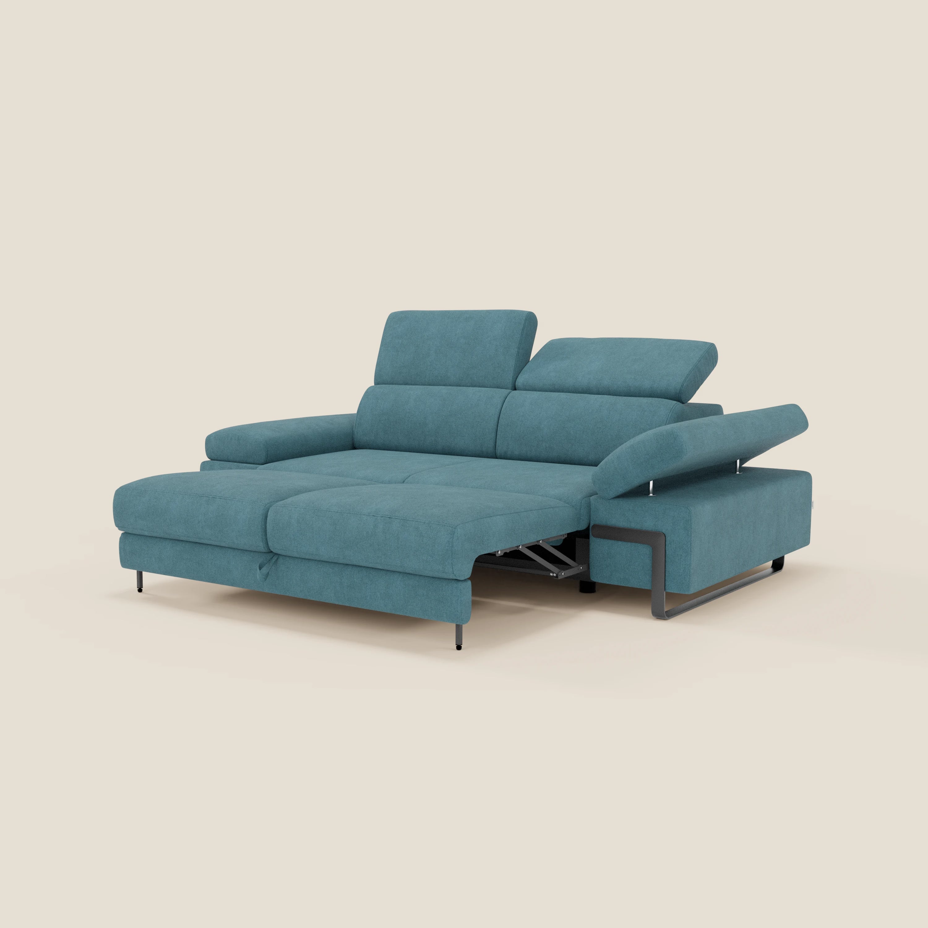 Zayana di Divani.Store, un divano 3 posti in tessuto impermeabile T02 azzurro con chaise longue sinistra, braccioli e poggiatesta regolabili e piedini neri sottili, è mostrato con elemento estraibile su sfondo beige chiaro.