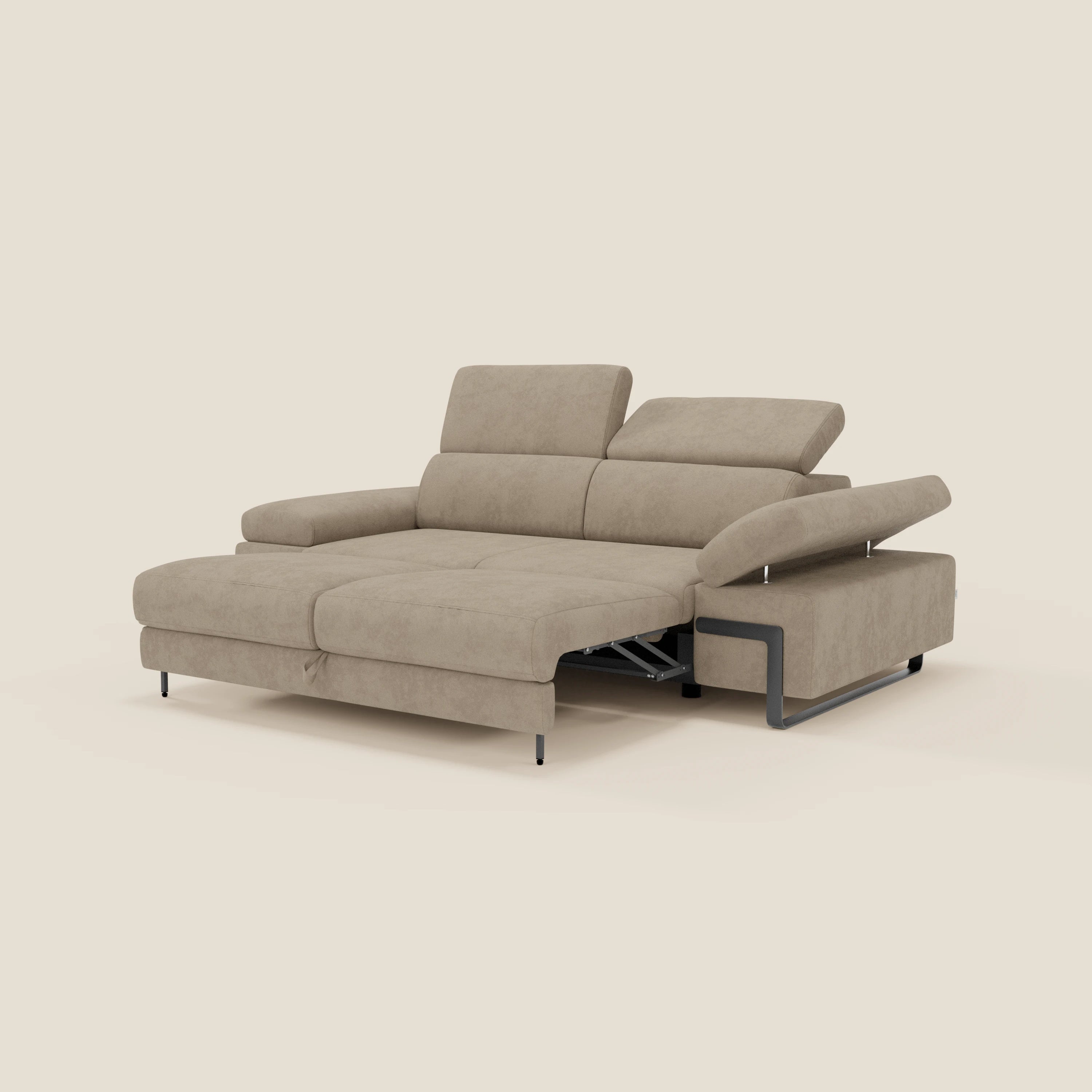 Zayana Divano 3 posti di Divani.Store è caratterizzato da una sezione estraibile, braccioli e poggiatesta regolabili in tessuto impermeabile T02 beige, una chaise longue sul lato destro e sottili gambe in metallo nero, su uno sfondo beige chiaro.