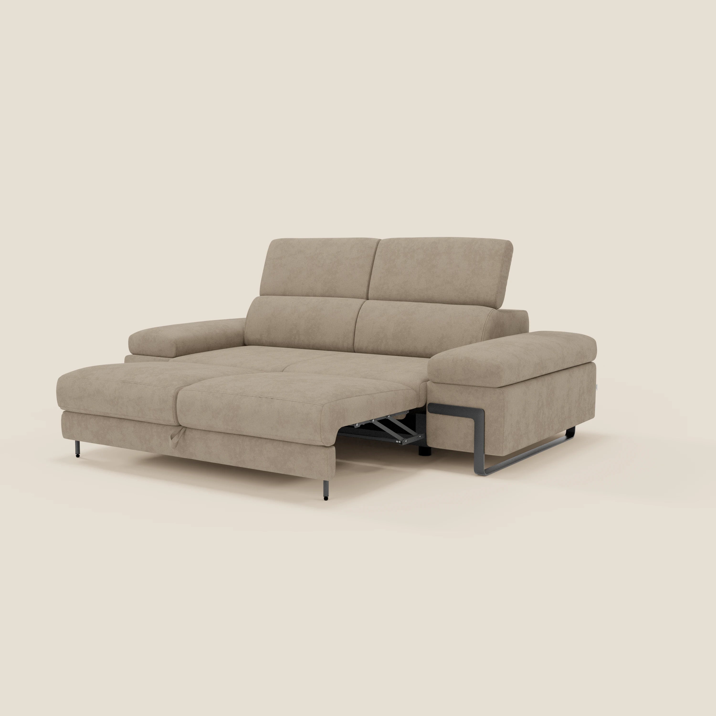 Il divano 3 posti Zayana di Divani.Store è caratterizzato da un elemento estraibile, braccioli regolabili e poggiatesta, in tessuto beige impermeabile T02, con gambe in metallo e cuscini in felpa su uno sfondo chiaro.