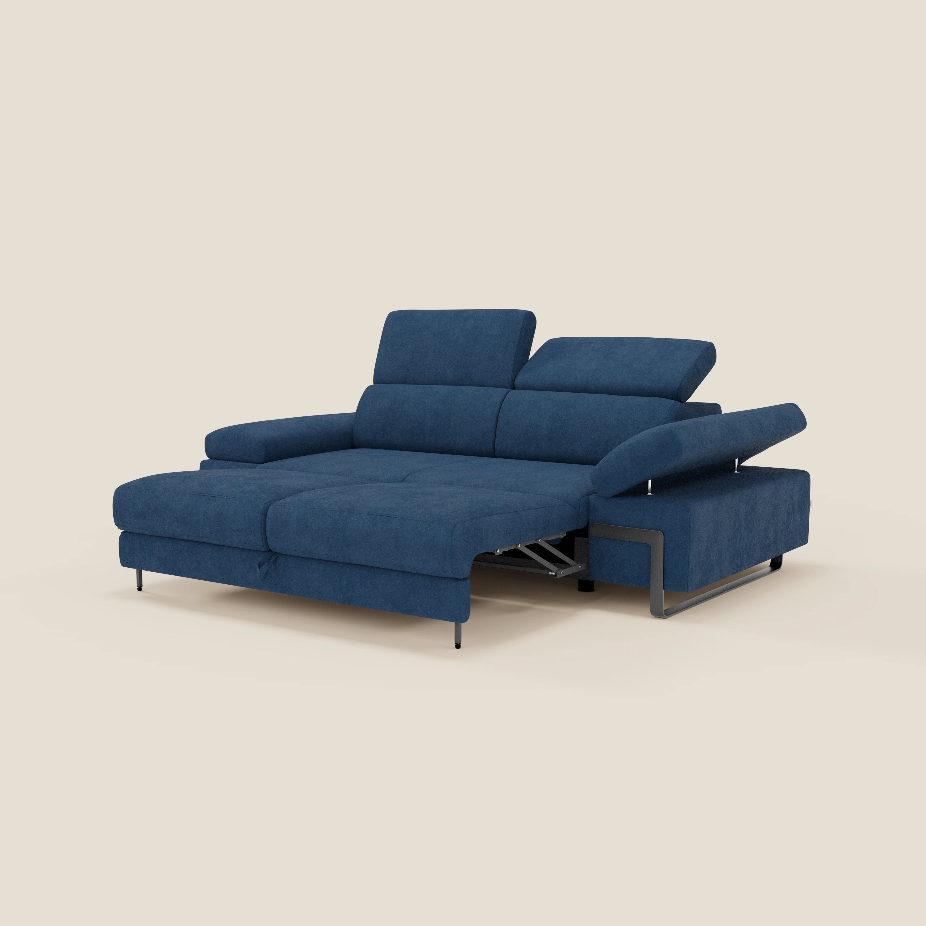 Zayana Divano 3 posti di Divani.Store è un moderno divano in tessuto impermeabile blu con poggiatesta e braccioli regolabili e una sezione letto estraibile. Il suo design pulito e contemporaneo spicca su uno sfondo beige semplice.