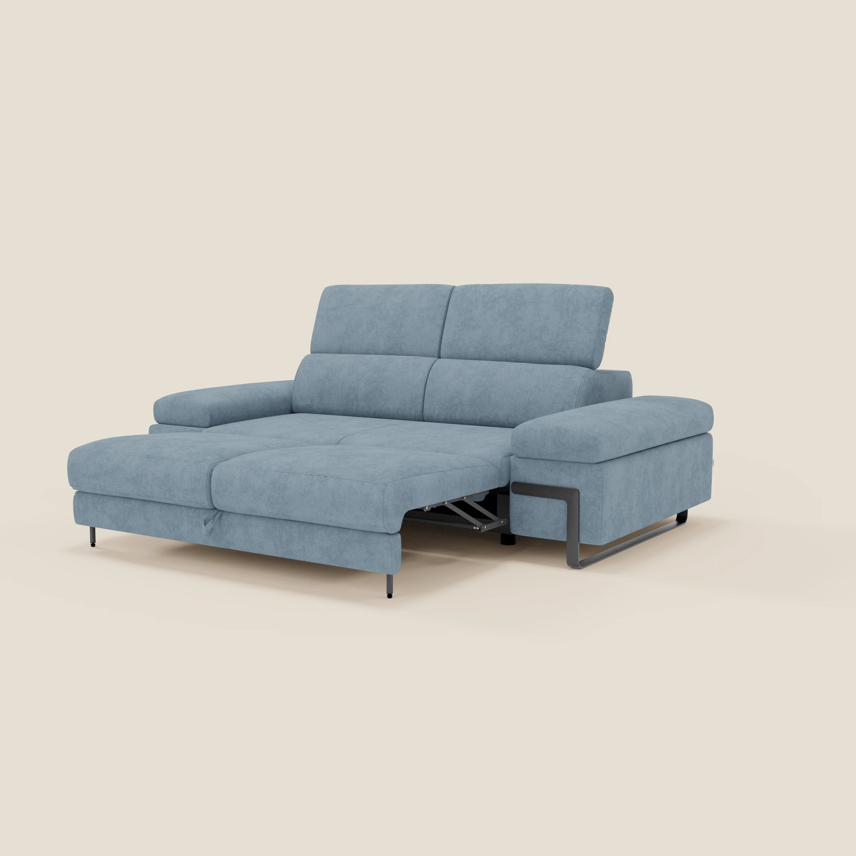 Zayana Divano 3 posti di Divani.Store in T02 carta da zucchero è caratterizzato da ampi braccioli, poggiatesta regolabile ed elemento estraibile a sinistra. Il divano moderno è rappresentato parzialmente reclinato su uno sfondo beige.