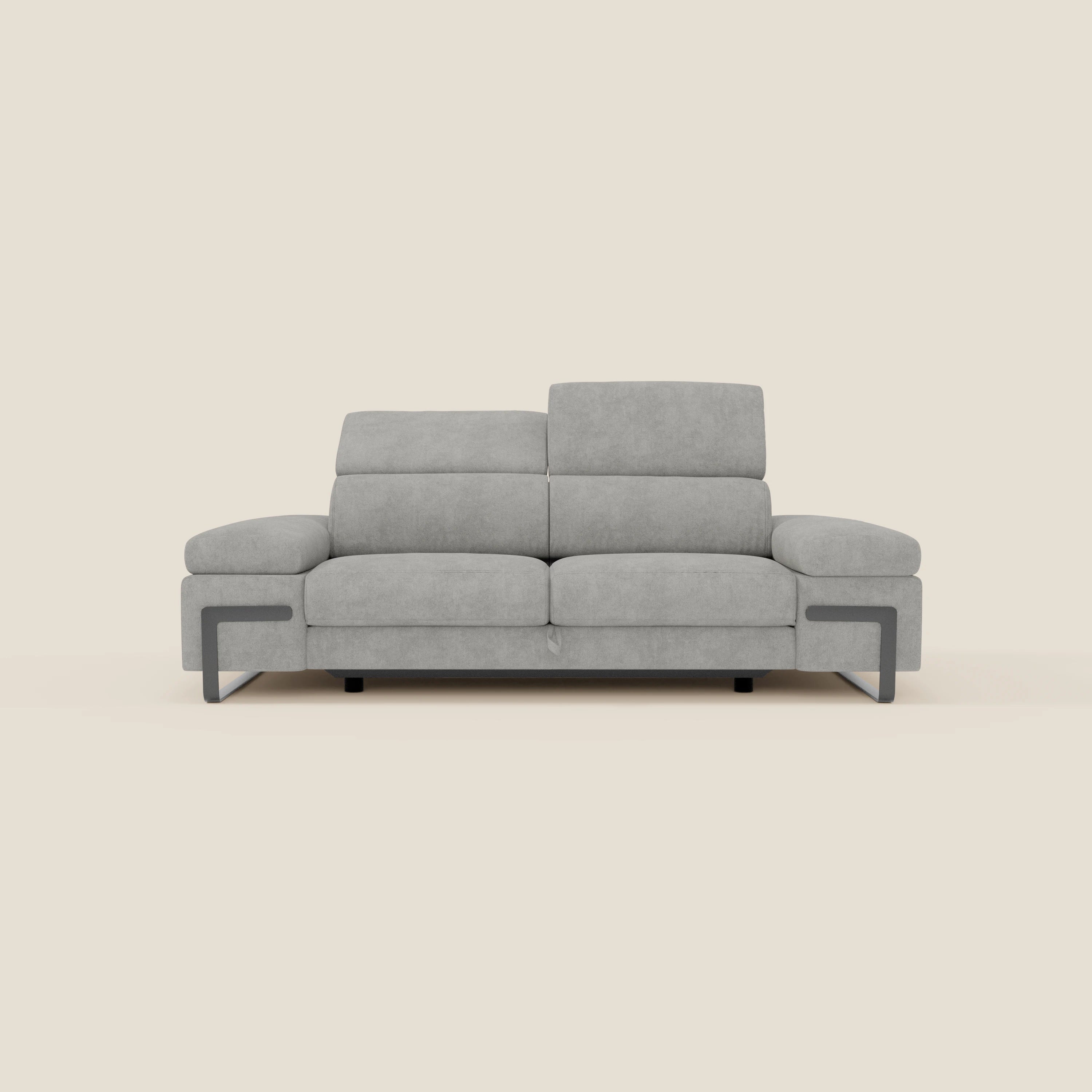 Il divano 3 posti Zayana di Divani.Store, in tessuto impermeabile T02 grigio chiaro, è caratterizzato da ampi braccioli, poggiatesta regolabili, cuscini rettangolari, elemento estensibile e gambe in metallo a forma di L, su uno sfondo bianco sporco.
