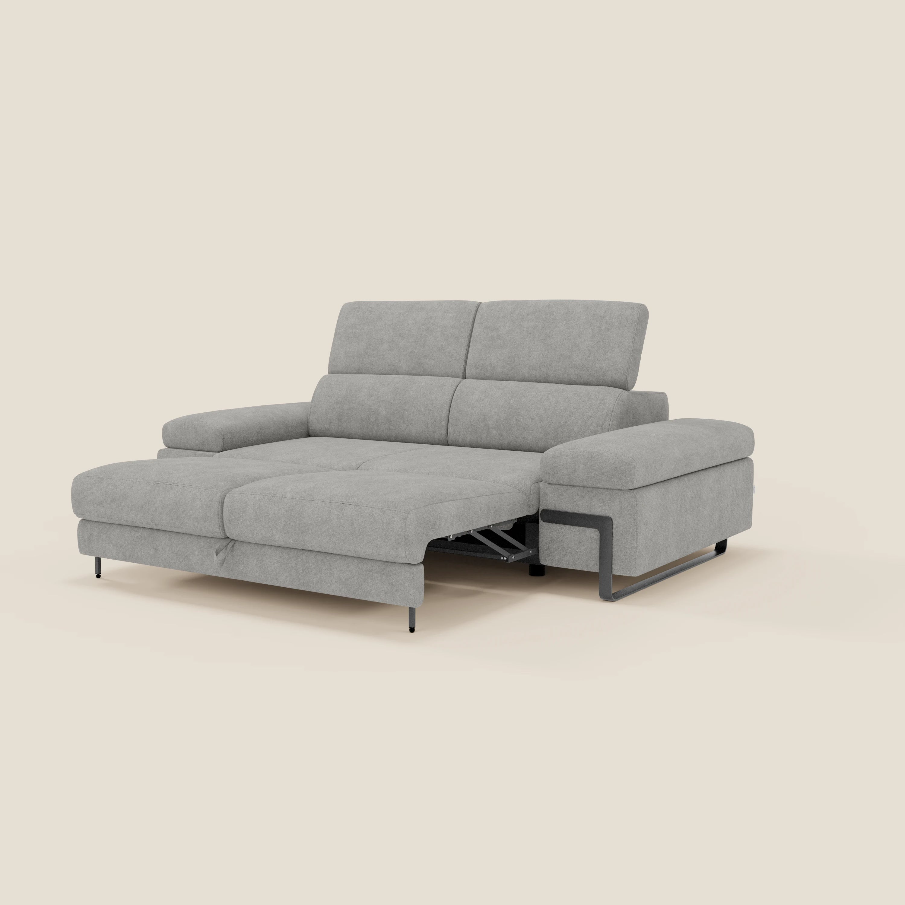 Zayana Divano 3 posti di Divani.Store è un divano componibile moderno grigio chiaro con letto estraibile, braccioli e poggiatesta regolabili, tessuto impermeabile T02, gambe in metallo e design minimalista, su sfondo beige.