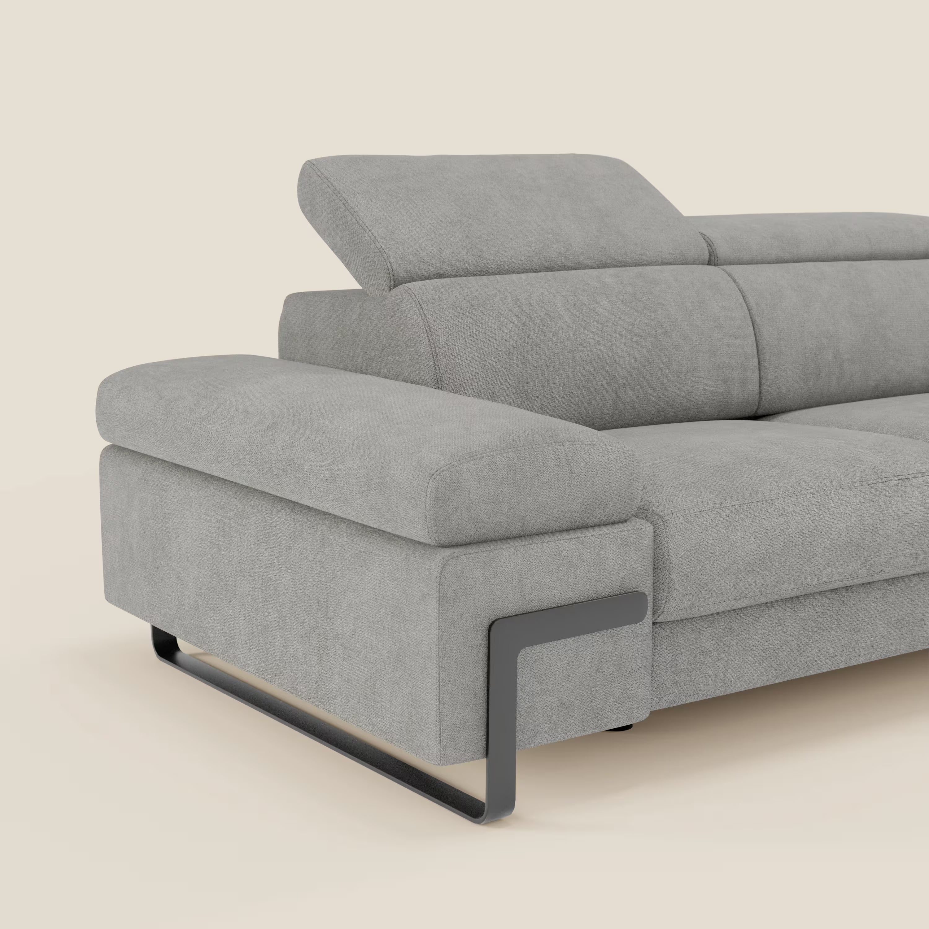 Il divano 3 posti Zayana di Divani.Store, in tessuto impermeabile T02 grigio chiaro, è caratterizzato da ampi braccioli e poggiatesta regolabili. Presentato con gambe in metallo e disegno geometrico su sfondo crema; solo un angolo è visibile.