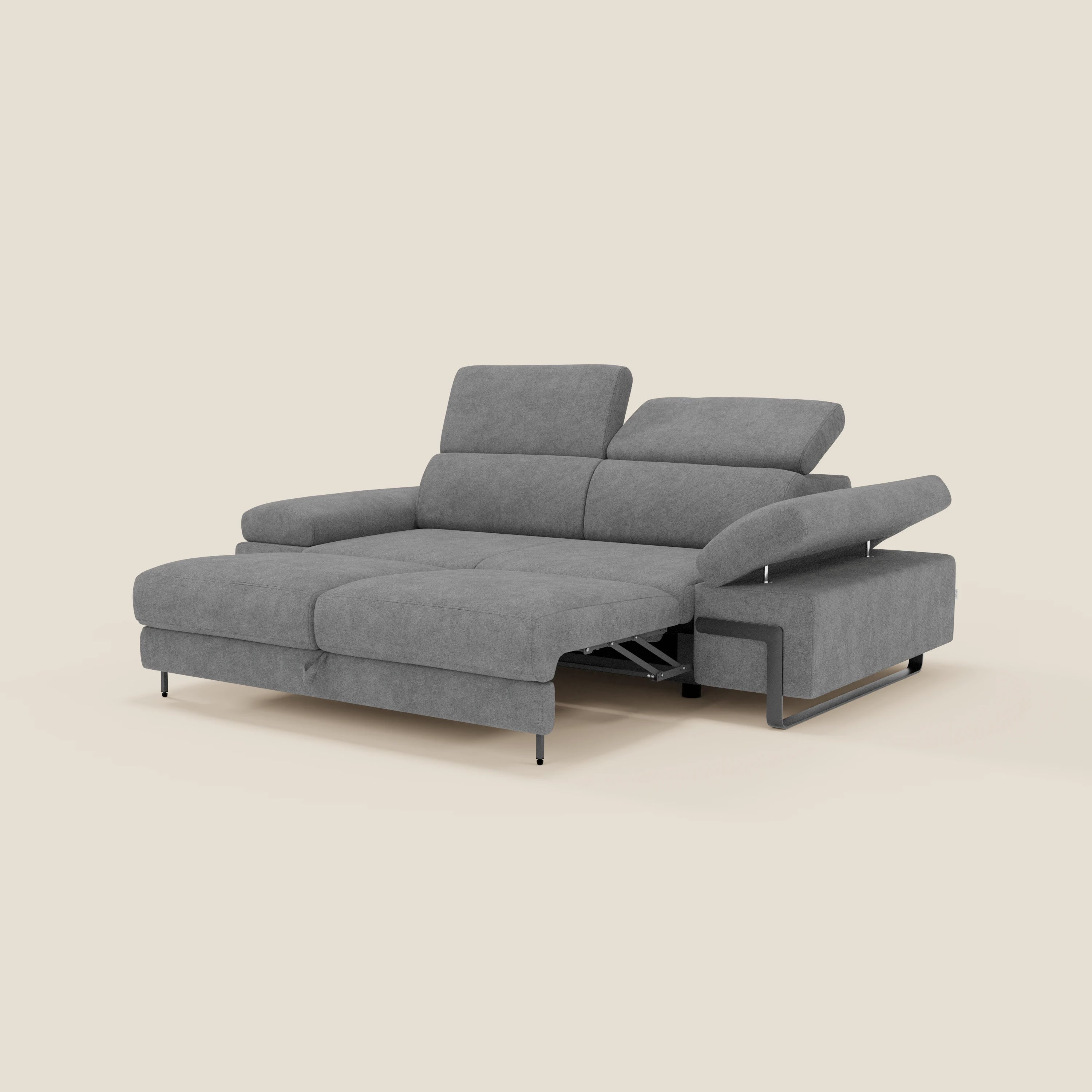 Zayana Divano 3 posti di Divani.Store è un moderno divano in tessuto impermeabile grigio con braccioli e poggiatesta regolabili, sezione estraibile a destra per il relax, eleganti gambe in metallo e sfondo beige chiaro.