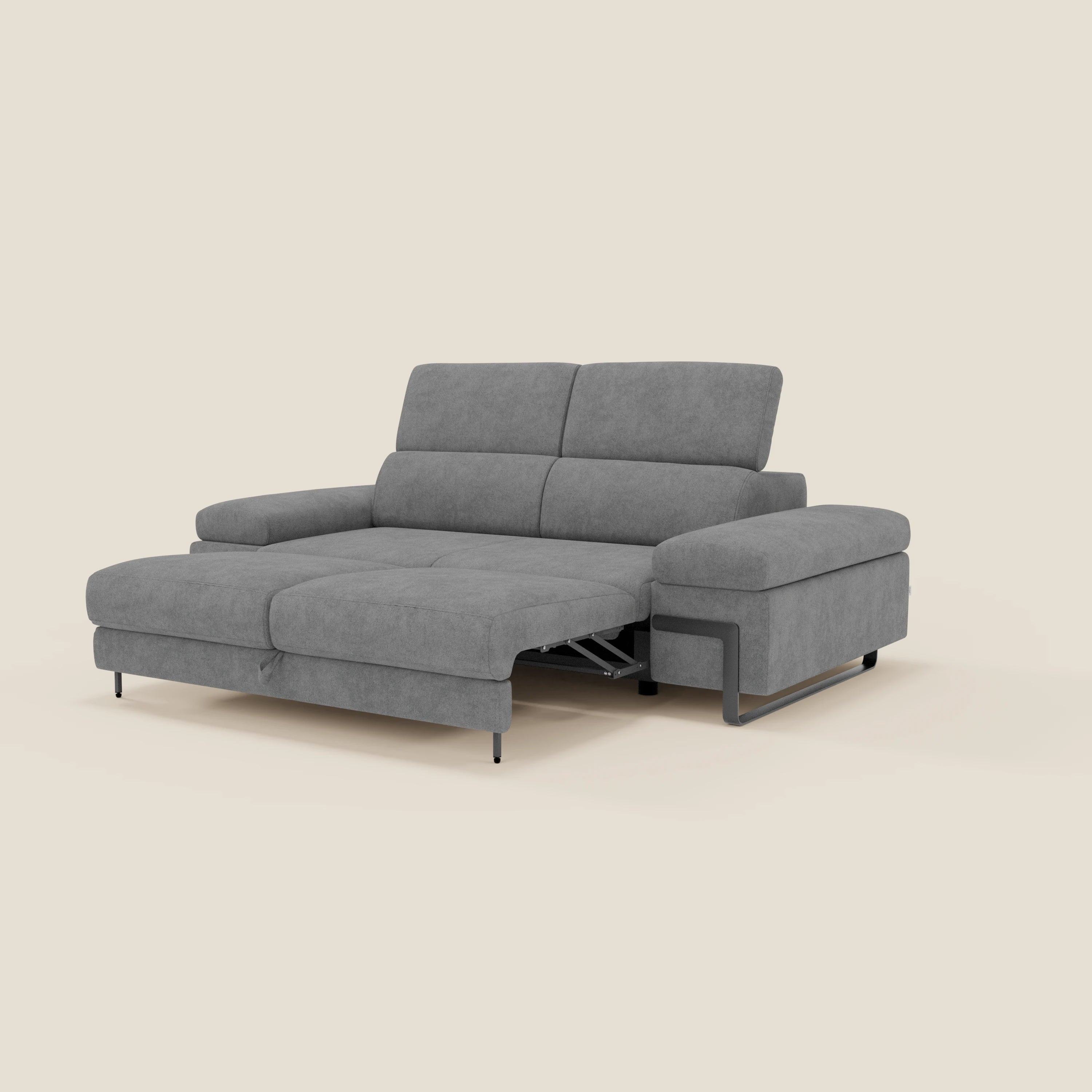 Il divano 3 posti Zayana di Divani.Store è caratterizzato da un tessuto impermeabile grigio T02, braccioli e poggiatesta regolabili, una sezione lounge estraibile, cuscini morbidi e sottili gambe in metallo nero, che combinano comfort e stile moderno in un unico prodotto.