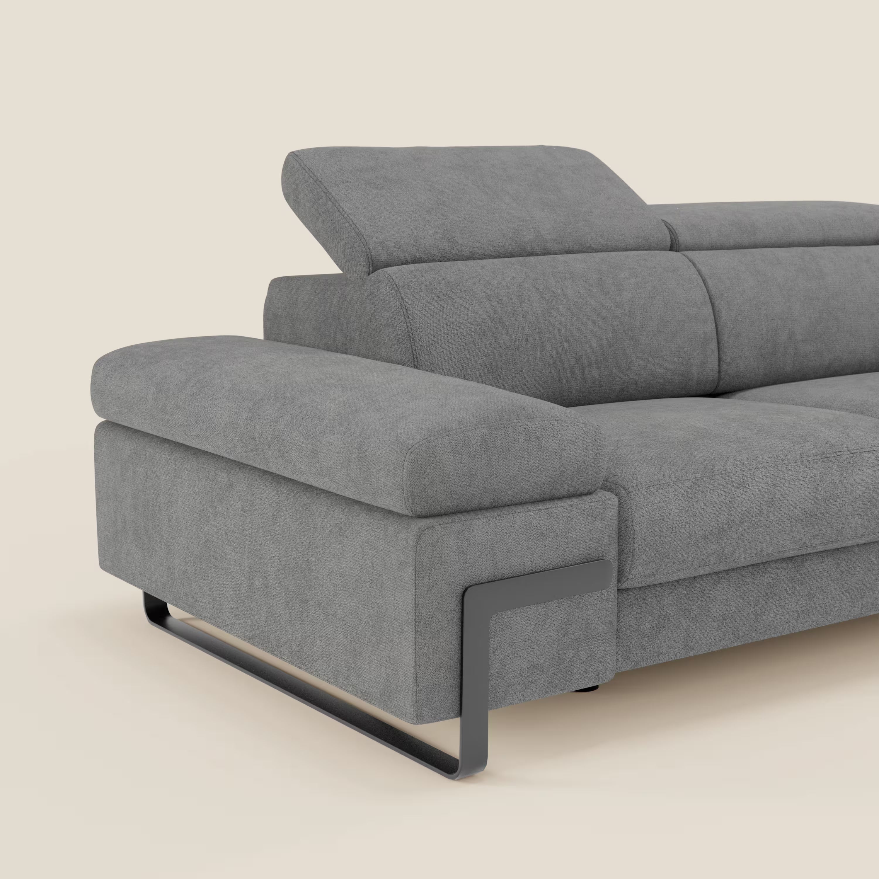 Zayana Divano 3 posti di Divani.Store è caratterizzato da braccioli e poggiatesta regolabili, tessuto T02 grigio resistente all'acqua e un'elegante base in metallo nero: uno stile moderno che spicca su uno sfondo beige chiaro.