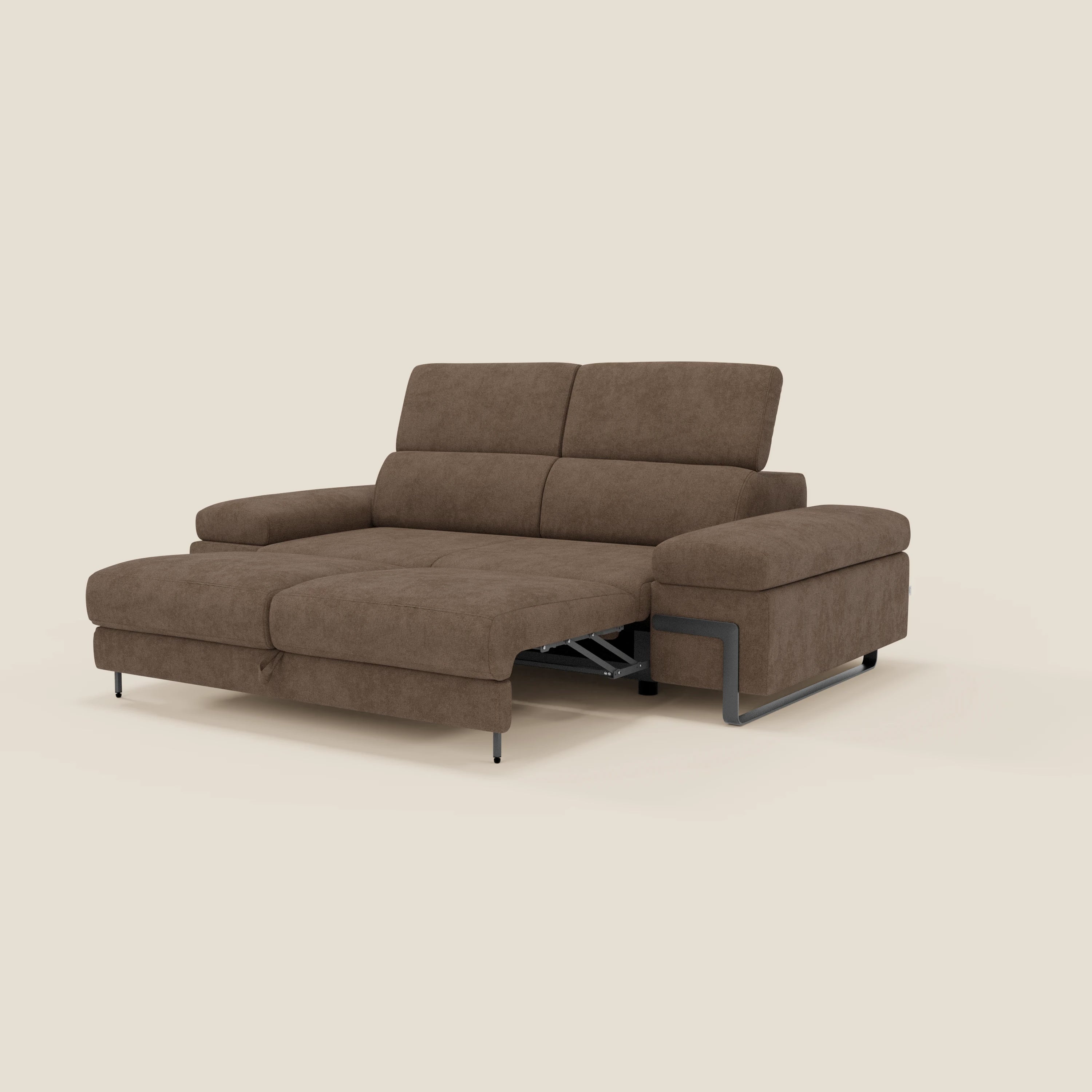 Il divano 3 posti Zayana di Divani.Store in tessuto impermeabile marrone T02 è dotato di braccioli e poggiatesta regolabili, di una seduta estraibile per il relax e di moderni dettagli neri sui braccioli e sulle gambe corte, su uno sfondo beige chiaro.
