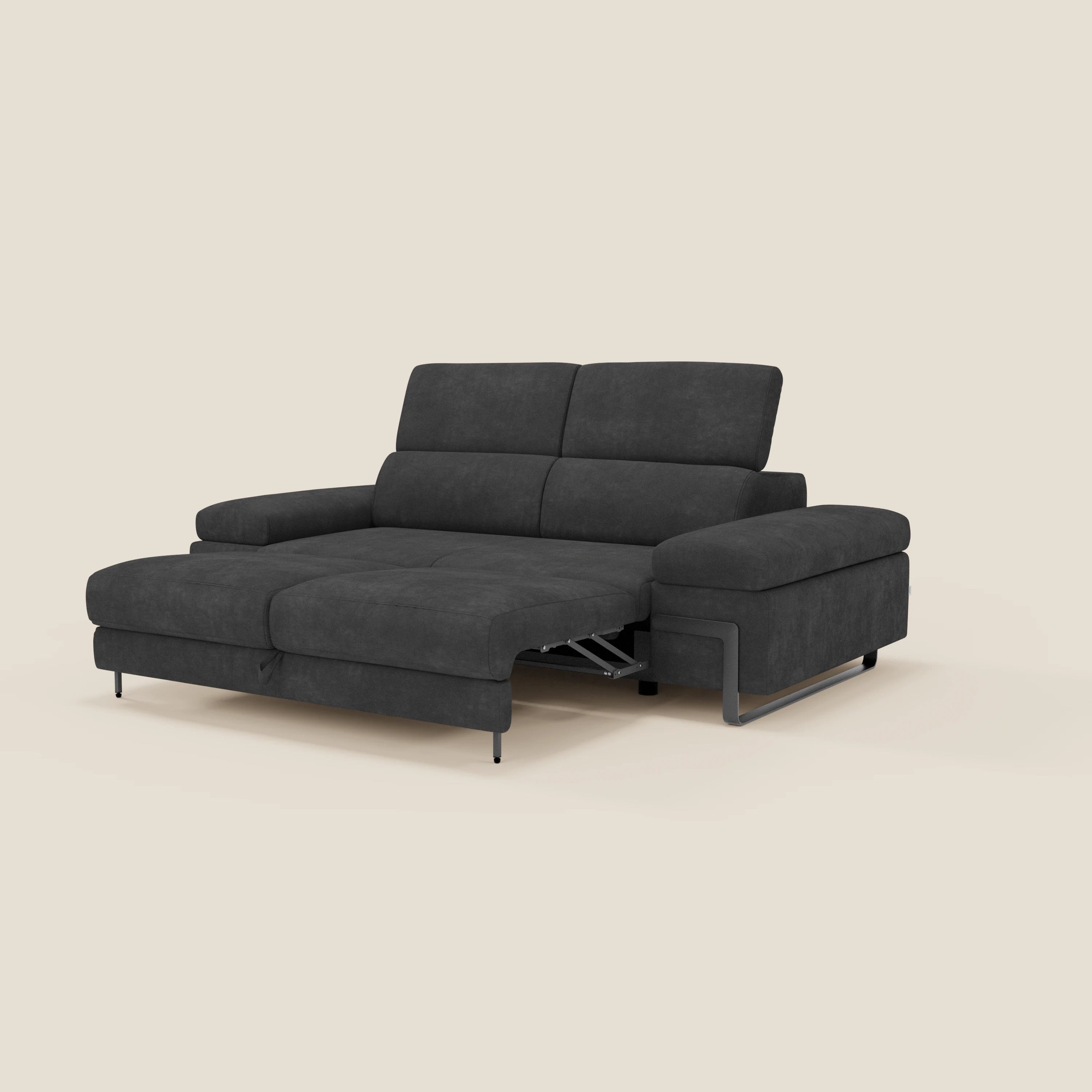 Il divano 3 posti Zayana di Divani.Store, in tessuto impermeabile T02 nero, è caratterizzato da un elemento estraibile, braccioli e poggiatesta regolabili, su sfondo beige tinta unita.