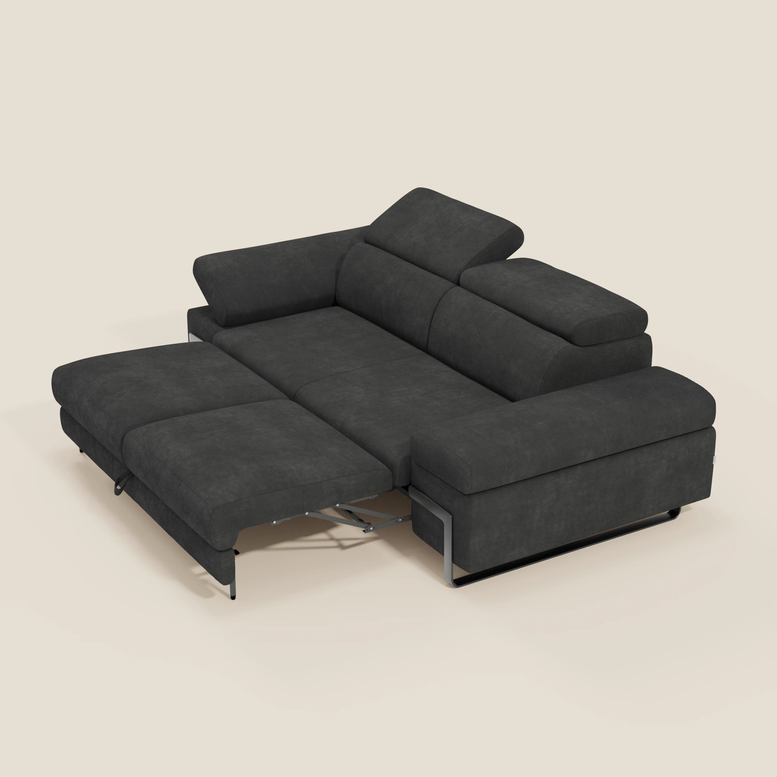 Il Zayana Divano 3 posti di Divani.Store, in tessuto impermeabile T02 nero, offre elementi estraibili letto, braccioli e poggiatesta regolabili e gambe metalliche per un design moderno perfetto su sfondo chiaro.