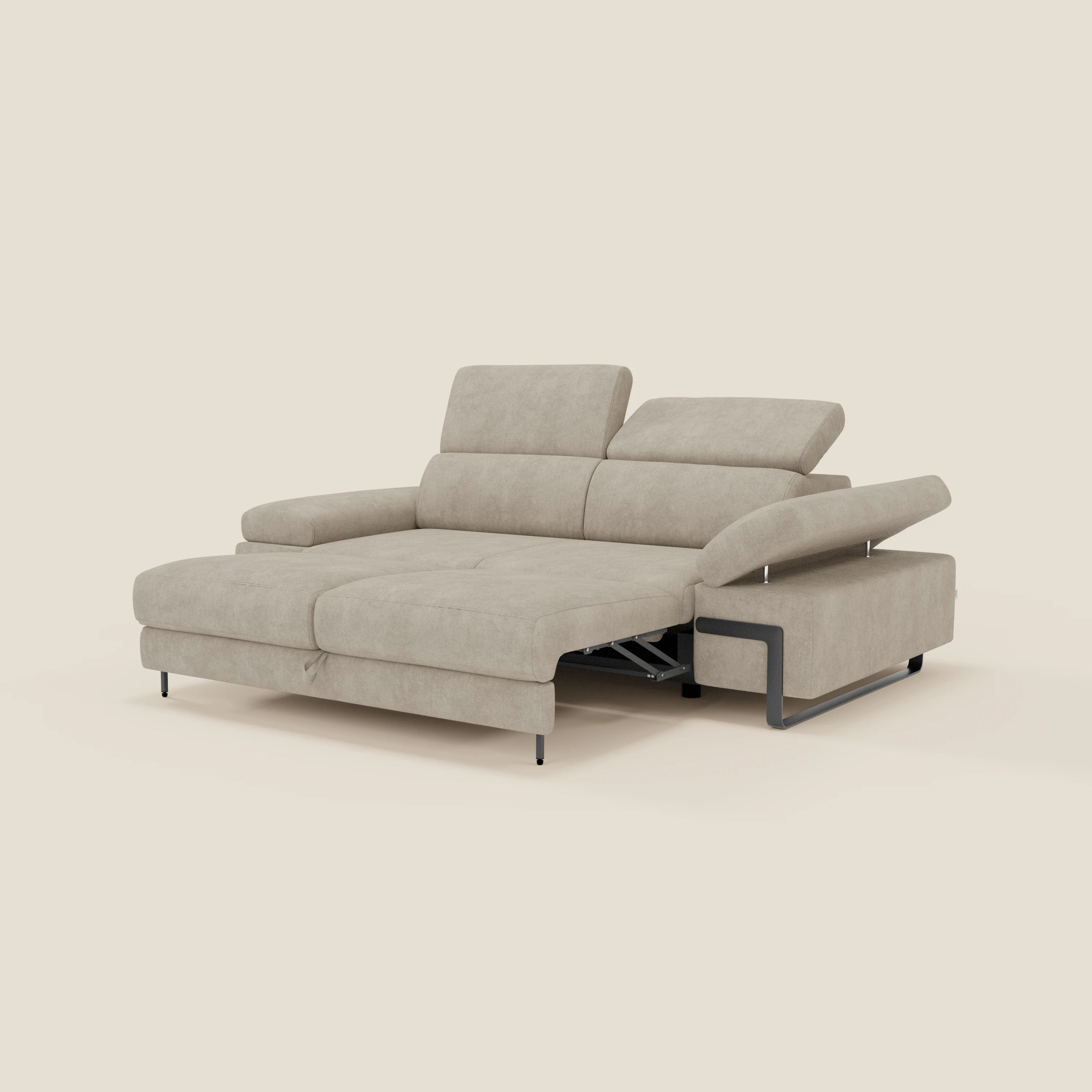 Il divano 3 posti Zayana di Divani.Store è caratterizzato da un elemento estraibile, braccioli e poggiatesta regolabili, tessuto impermeabile T02 panna, gambe in metallo e seduta reclinabile.