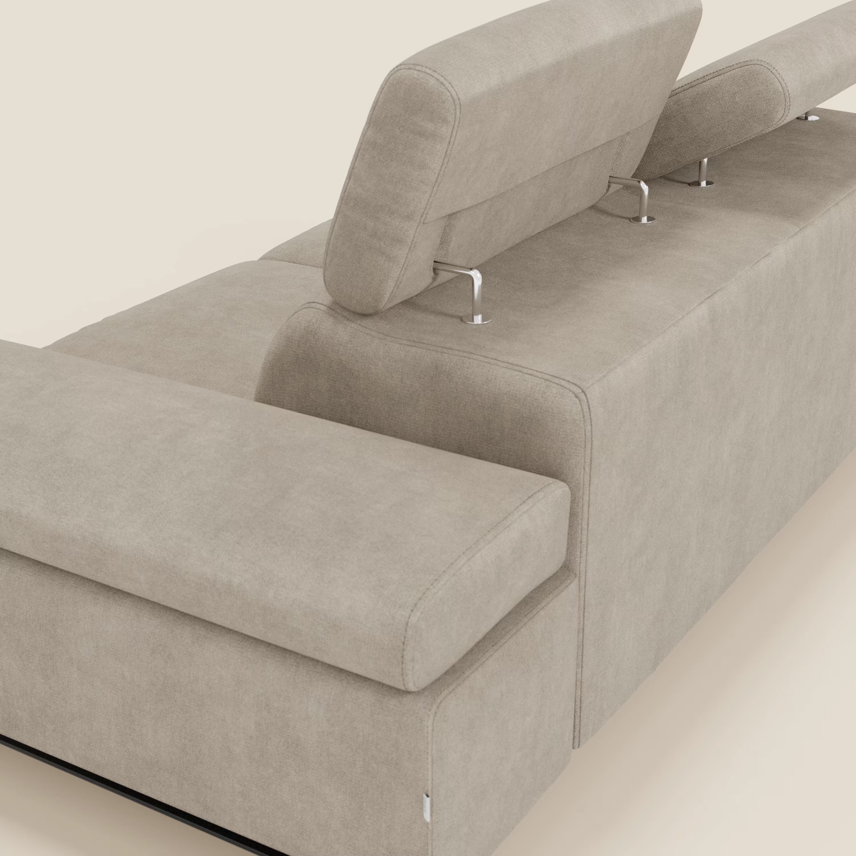 Il divano 3 posti Zayana di Divani.Store è caratterizzato da braccioli e poggiatesta regolabili ed elemento estraibile in tessuto impermeabile T02 panna, con linee pulite e accenti metallici. In figura, dall'angolo posteriore, su uno sfondo beige chiaro.