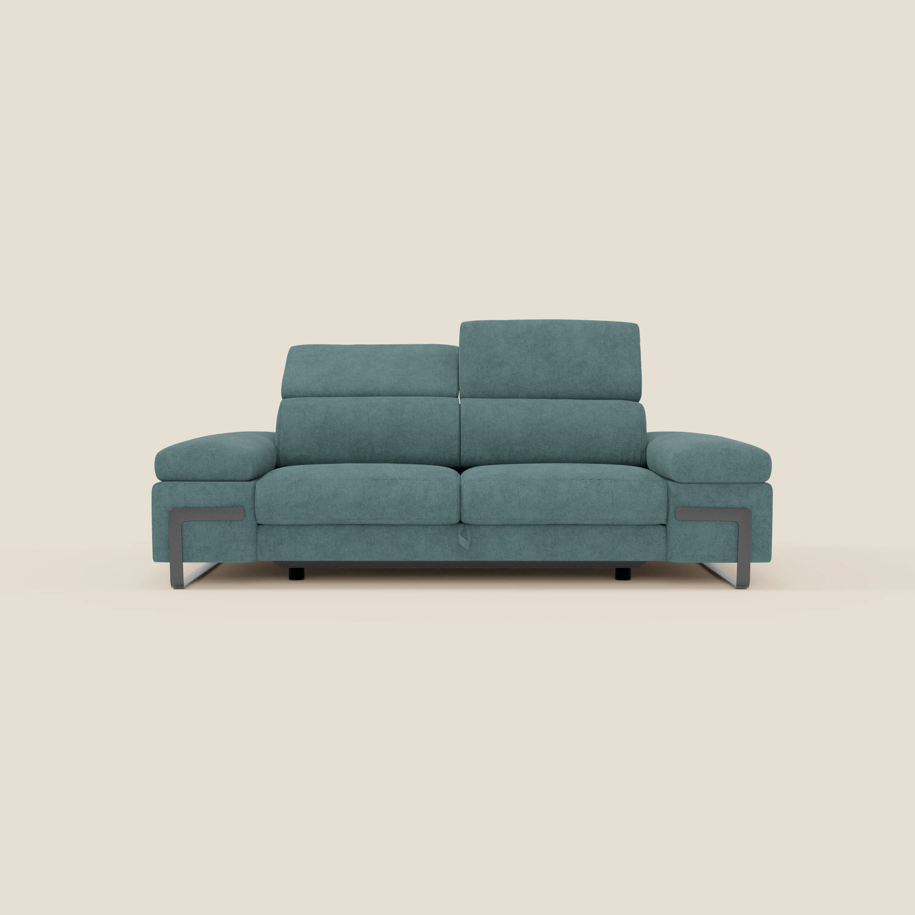 Il divano 3 posti Zayana di Divani.Store è caratterizzato da ampi braccioli, poggiatesta regolabili, elemento estraibile, gambe in metallo e cuscini in tessuto impermeabile T02 petrolio, il tutto su uno sfondo beige.