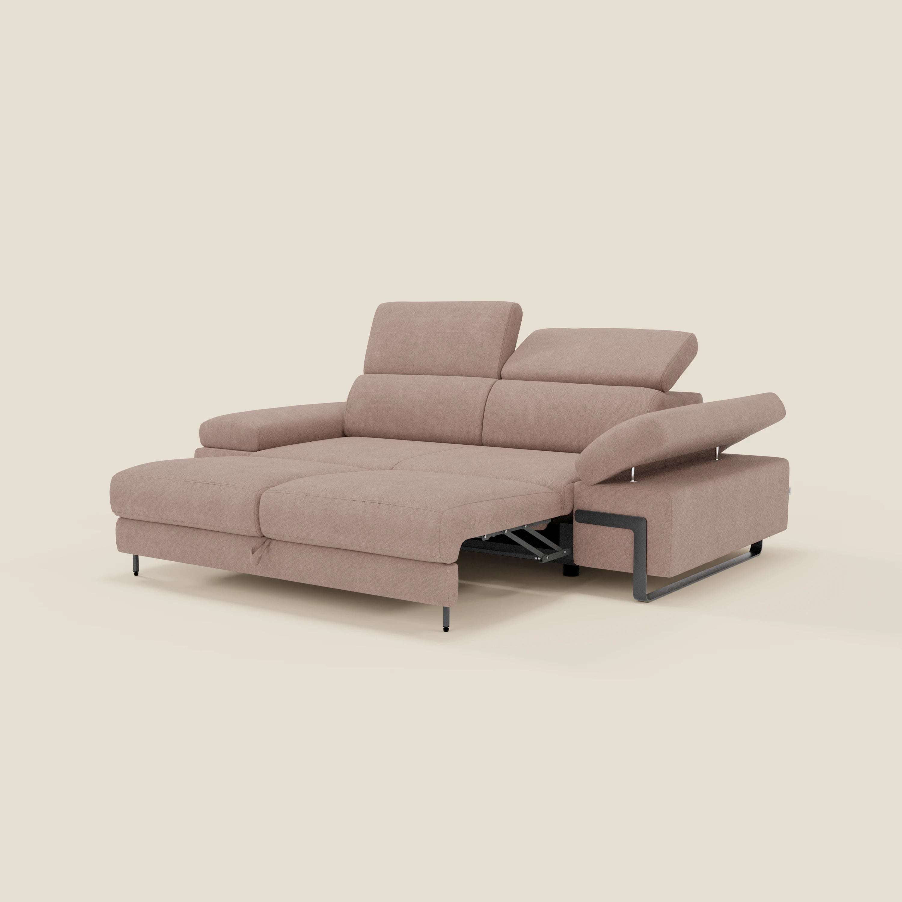 Il divano 3 posti Zayana di Divani.Store è caratterizzato da un elemento estraibile, braccioli e poggiatesta regolabili e tessuto impermeabile T02 rosa, con linee pulite e gambe in metallo su uno sfondo beige chiaro.