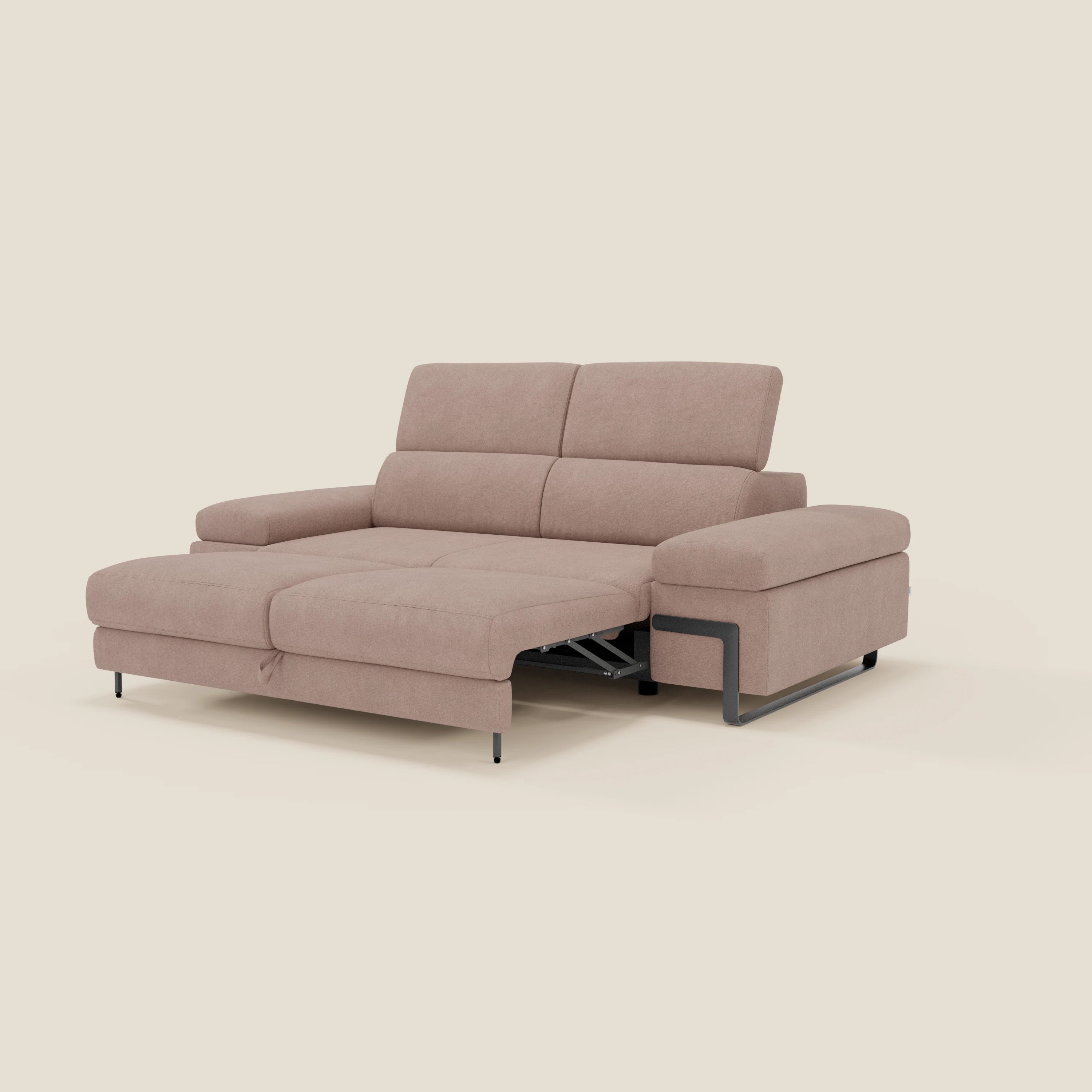 Il divano 3 posti Zayana di Divani.Store è caratterizzato da un elemento estraibile, braccioli e poggiatesta regolabili, in tessuto impermeabile T02 rosa. Il divano moderno poggia su gambe nere su un fondo tinta unita color crema.