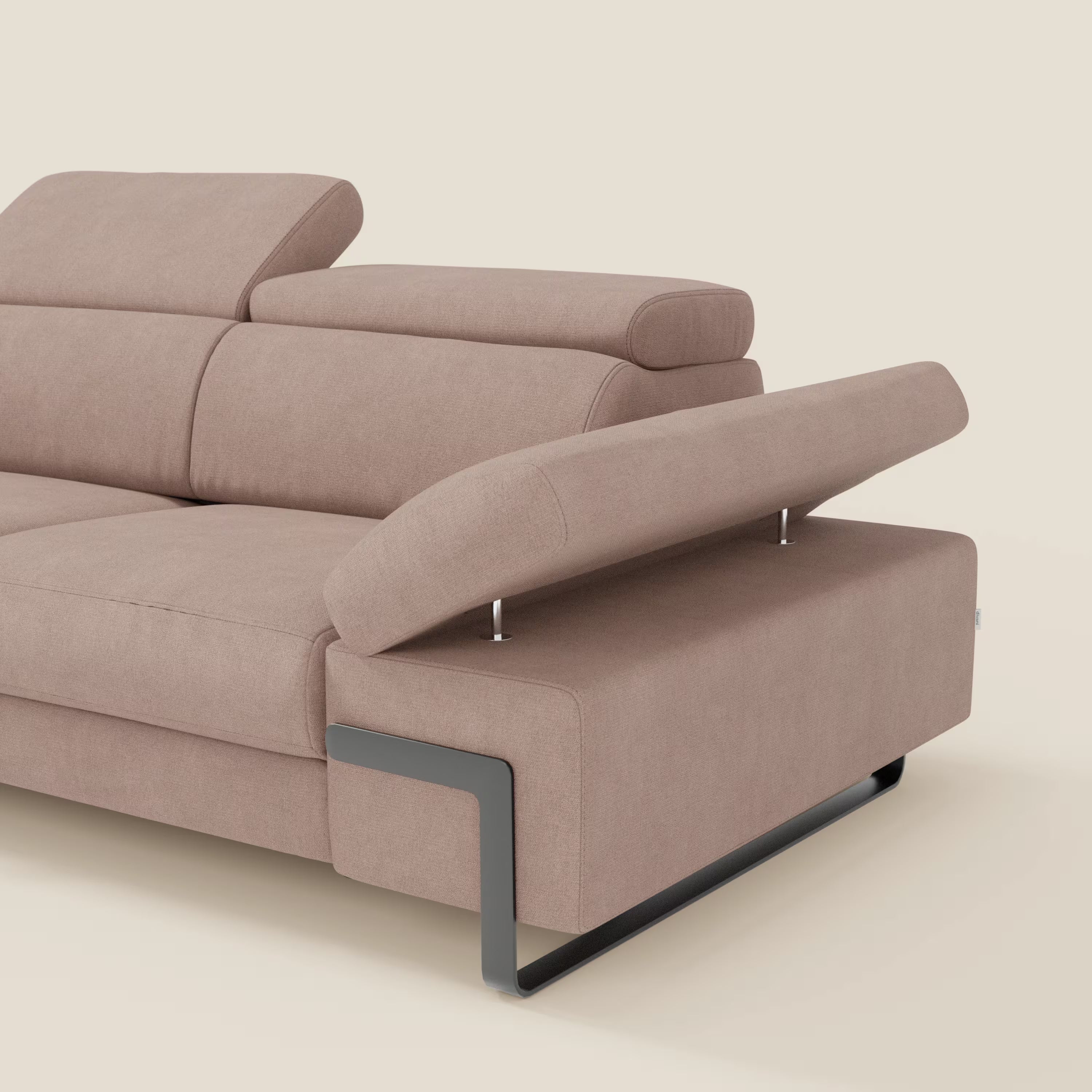Il divano 3 posti Zayana di Divani.Store in tessuto impermeabile rosa T02 è caratterizzato da braccioli e poggiatesta regolabili con elemento estraibile, inseriti in un'elegante struttura in metallo nero su sfondo beige.