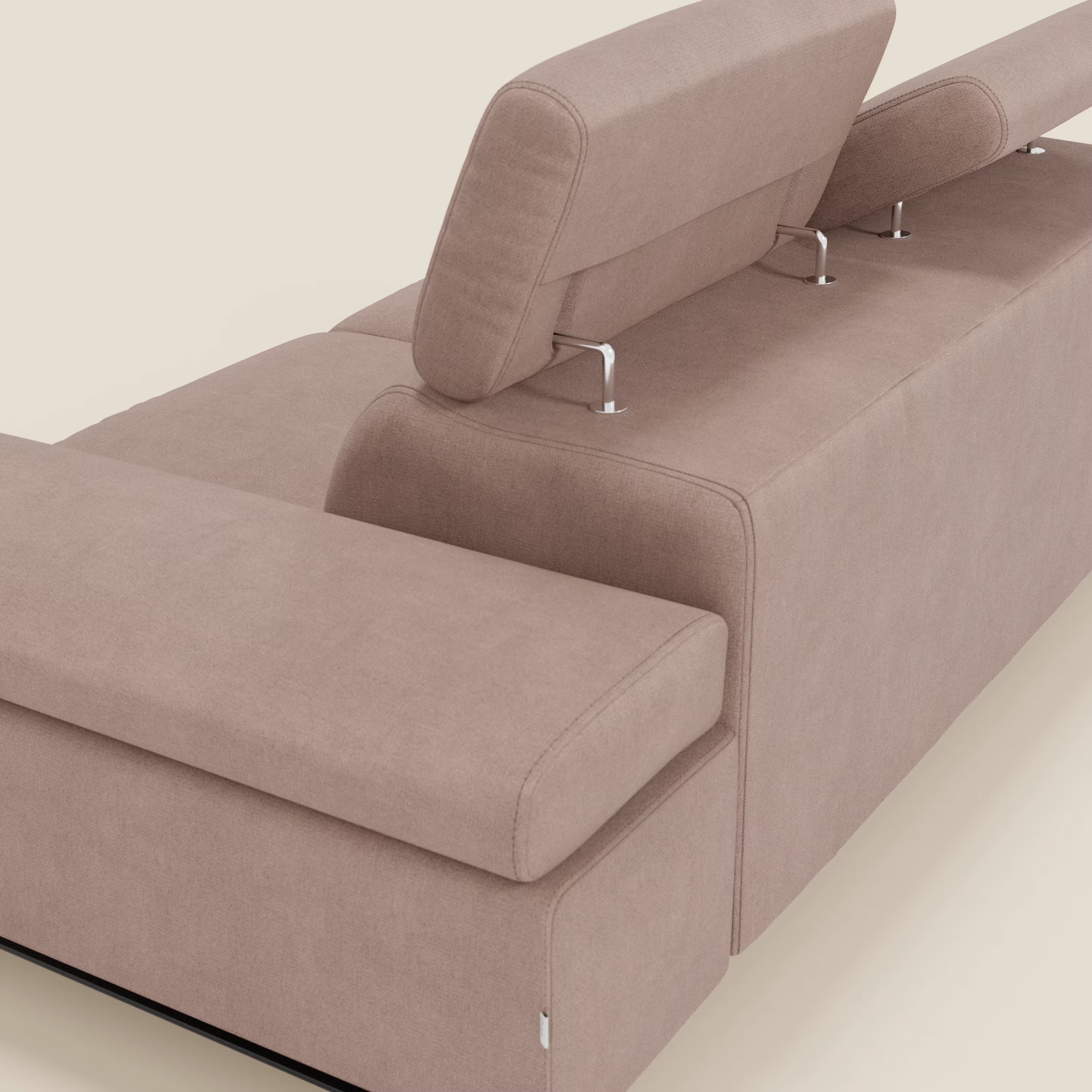 Un primo piano di Zayana Divano 3 posti di Divani.Store in impermeabile T02 rosa mostra la morbida imbottitura, i braccioli e i poggiatesta regolabili e i robusti supporti argentati su uno sfondo chiaro.
