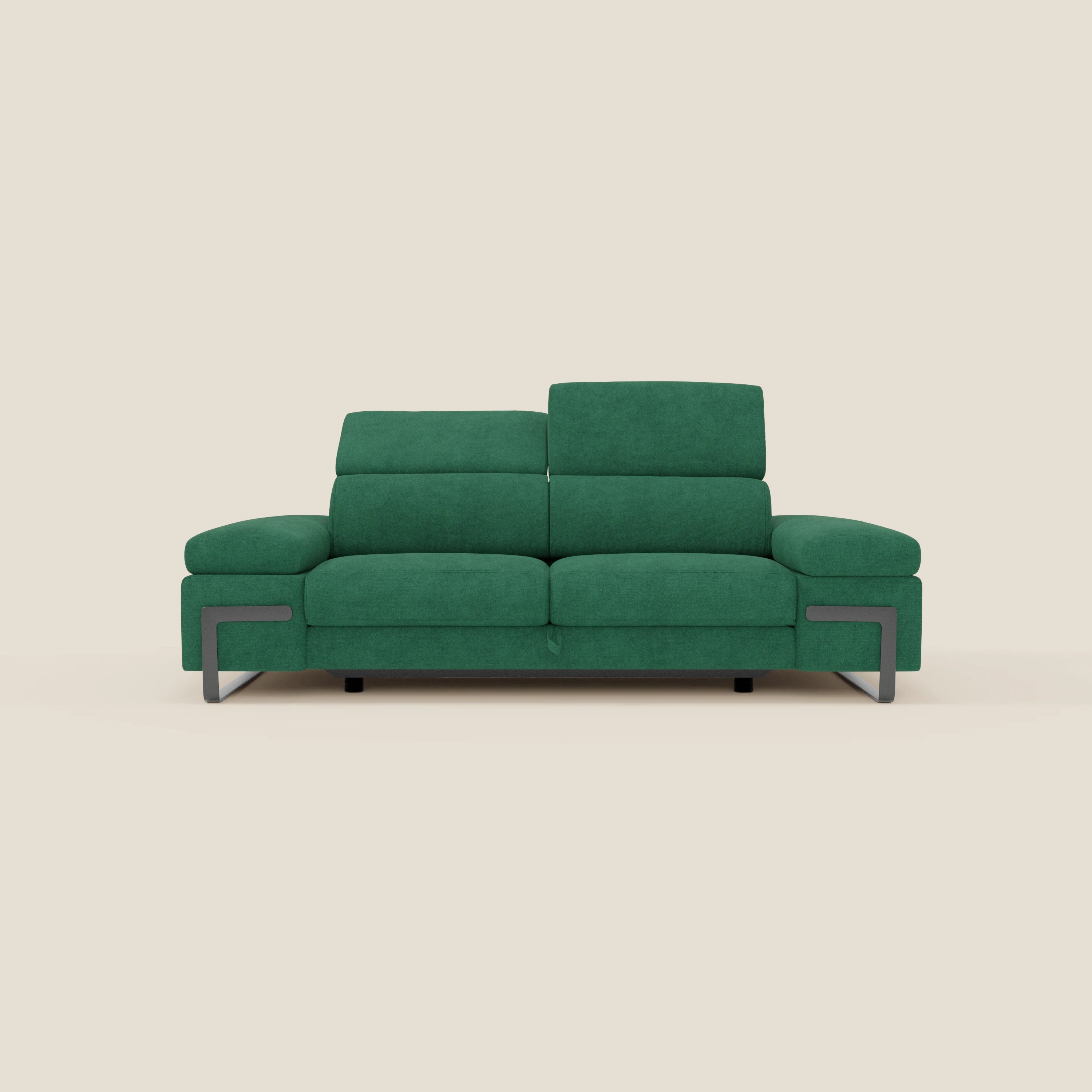Il divano 3 posti Zayana di Divani.Store è caratterizzato da braccioli e poggiatesta regolabili, un elemento estraibile e tessuto impermeabile T02 verde, con linee moderne e gambe in metallo silver su sfondo beige.