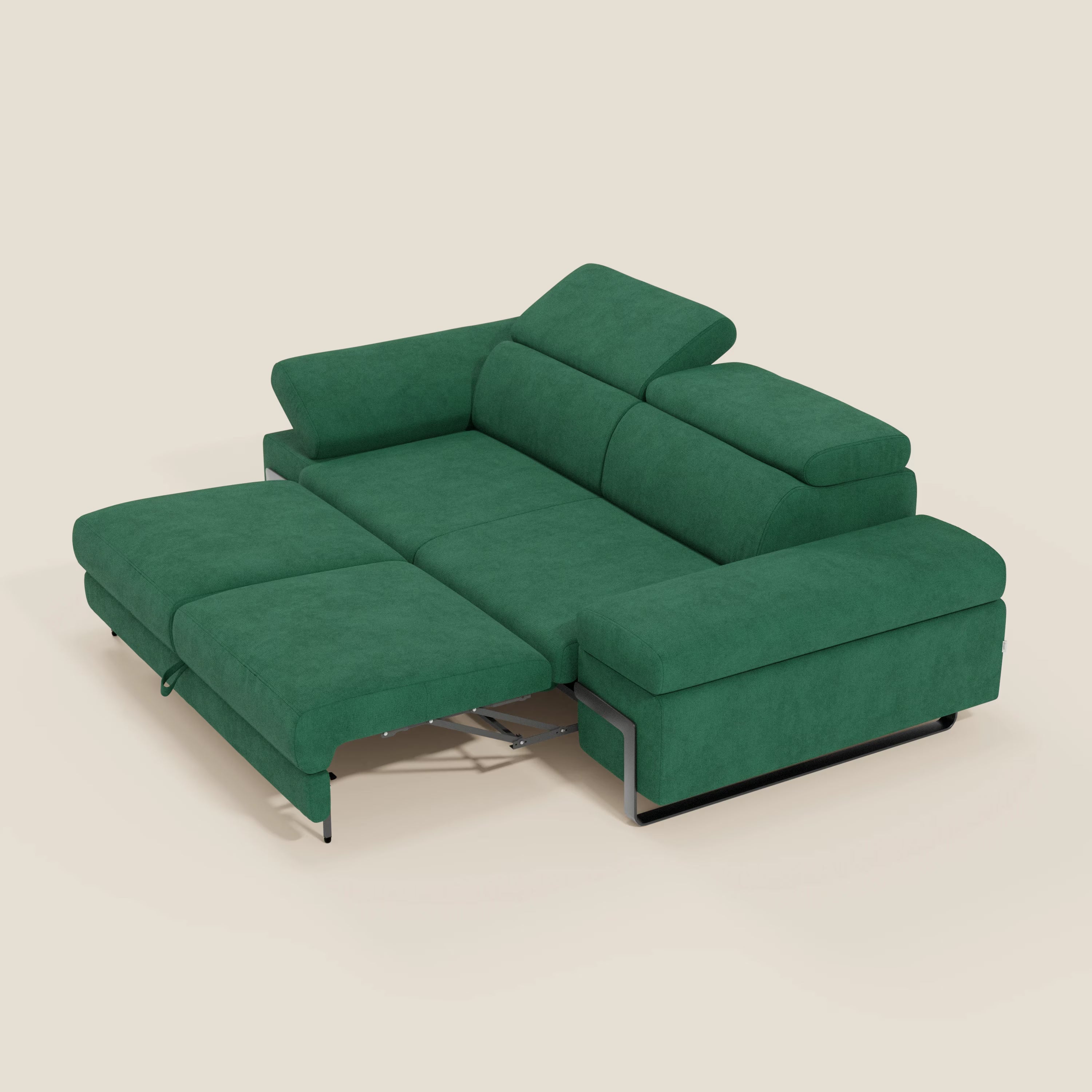 Il divano Zayana 3 posti di Divani.Store, in tessuto impermeabile verde T02, ha braccioli ed elementi estraibili e poggiatesta regolabili. Carattere moderno e minimal su sfondo beige chiaro.