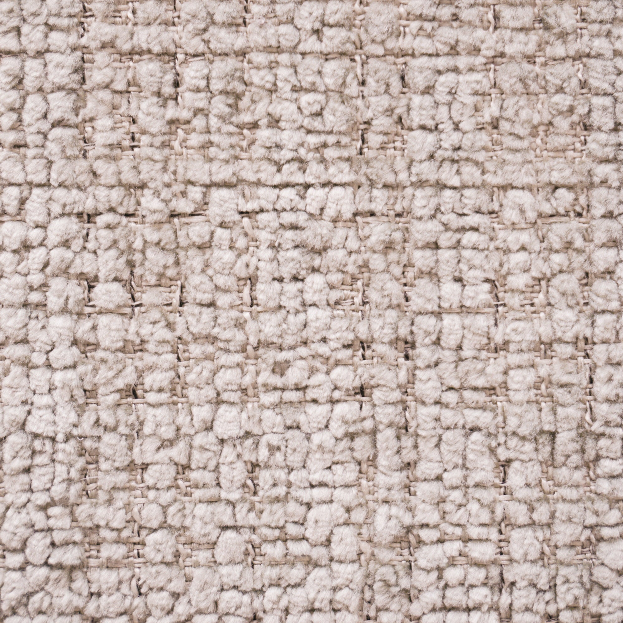 Primo piano del tappeto T28 River Eleganza materica di Divani.Store: un tappeto beige a motivi reticolari con fibre spesse ad anello per garantire morbidezza e profondità, realizzato in tessuto pregiato e trattato con un protettore di superficie smacchiabile per una maggiore durata.