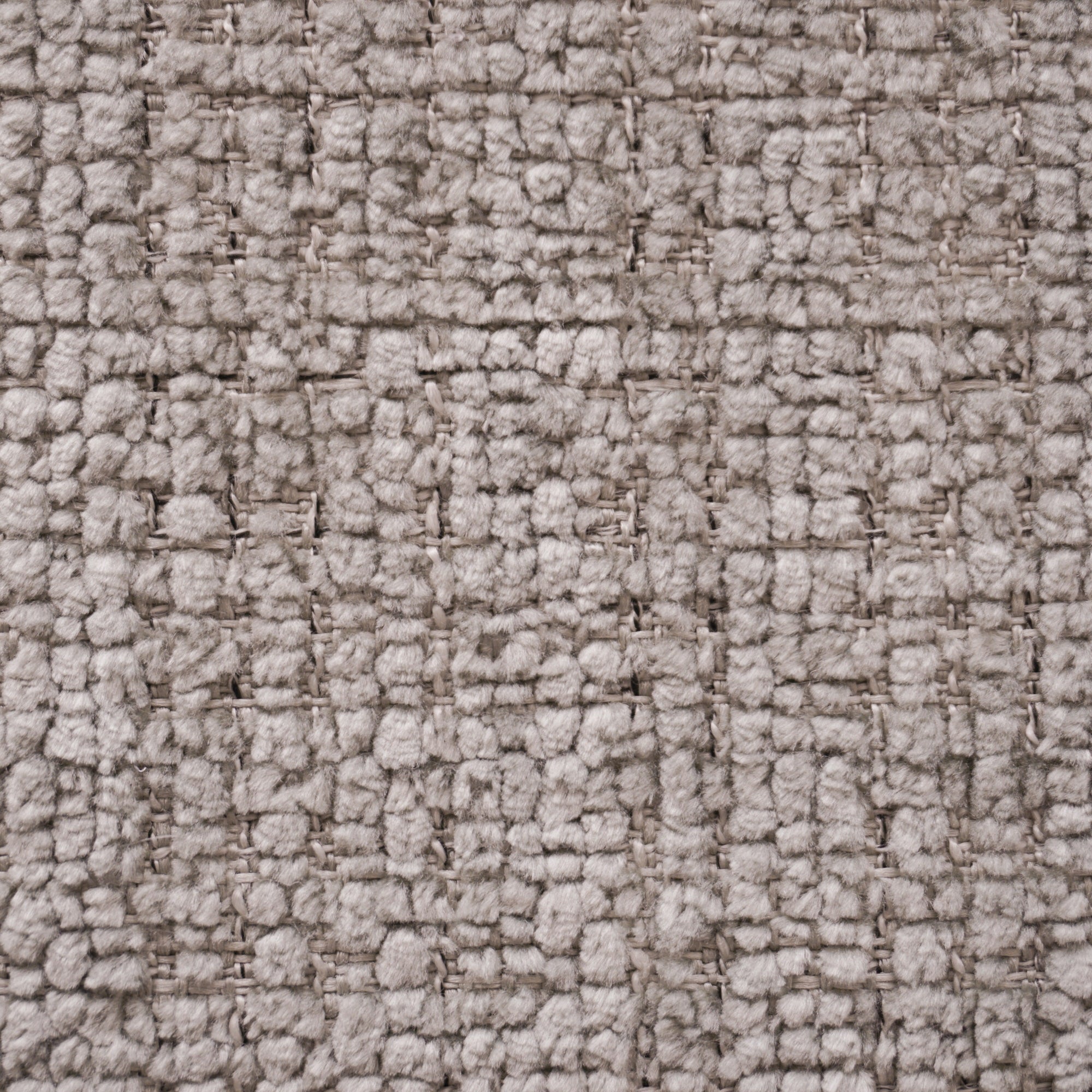 Primo piano del tappeto T28 River Eleganza materica di Divani.Store: un tappeto beige con trama a griglia e a rilievo, caratterizzato da passanti in filato felpato e fili più sottili, malleabile e protetto da surface protector per una raffinata eleganza.