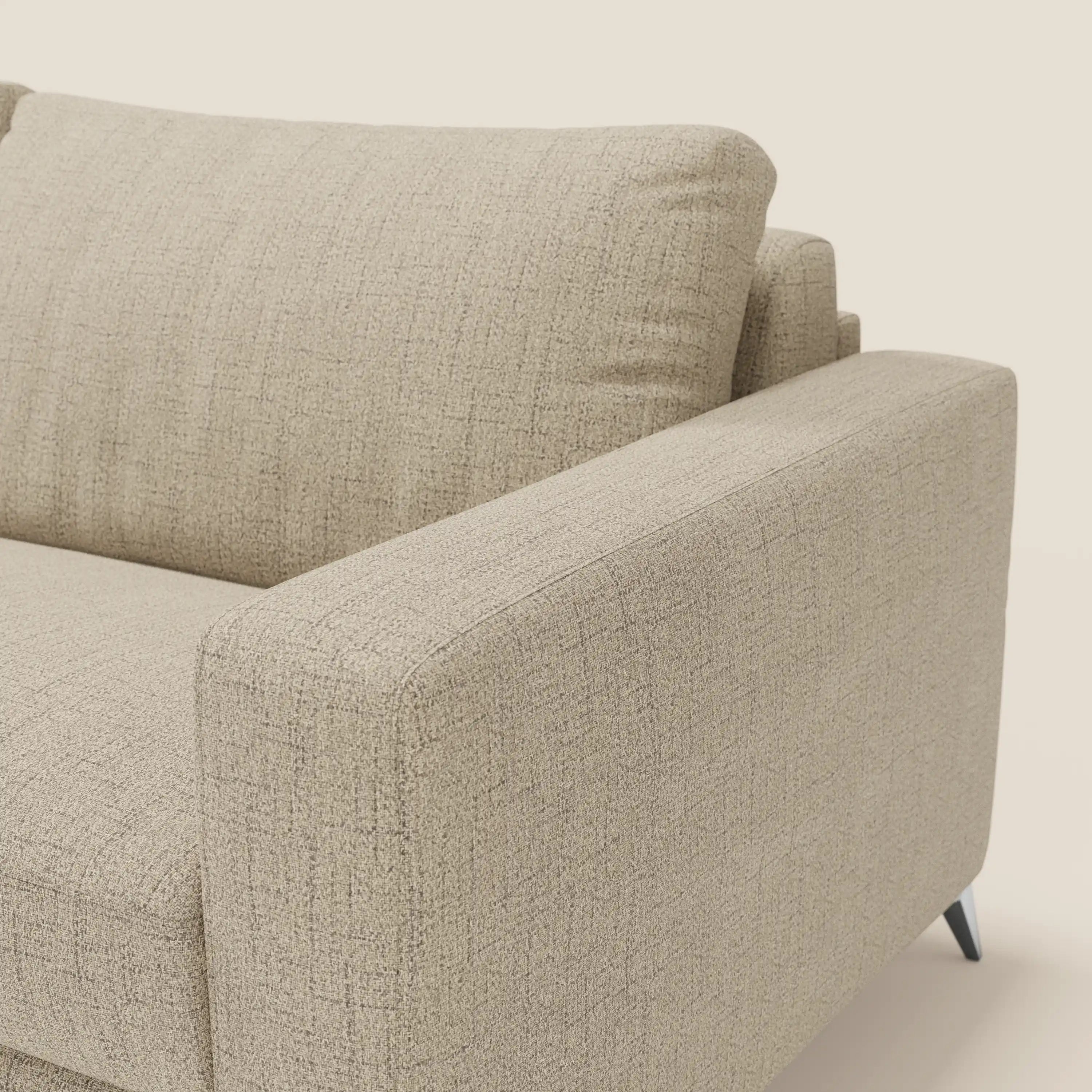 Primo piano del letto matrimoniale Alaya Divano di Divani.Store in tessuto impermeabile T03 beige, che mette in evidenza il bracciolo destro, il cuscino della seduta e dello schienale, la delicata trama intrecciata e le sottili gambe in metallo scuro su uno sfondo chiaro.