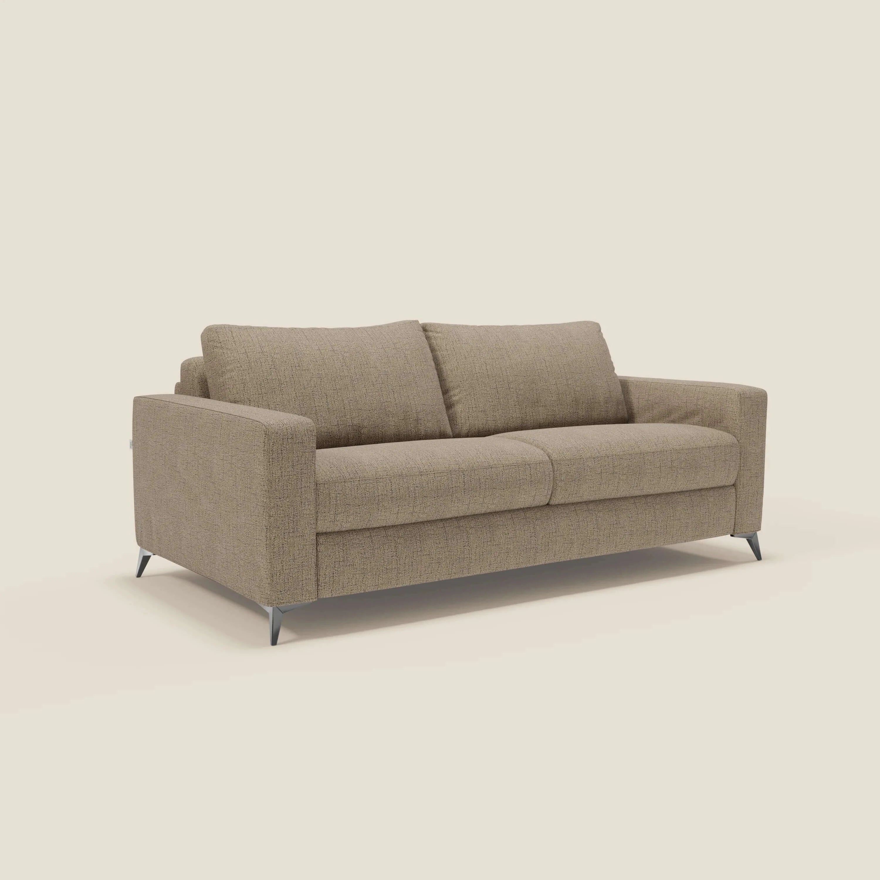 Il letto matrimoniale Alaya Divano di Divani.Store, in tessuto impermeabile T03 marrone, ha morbidi cuscini, braccioli lineari e quattro gambe metalliche inclinate: perfetto per il comfort quotidiano in un salotto moderno.