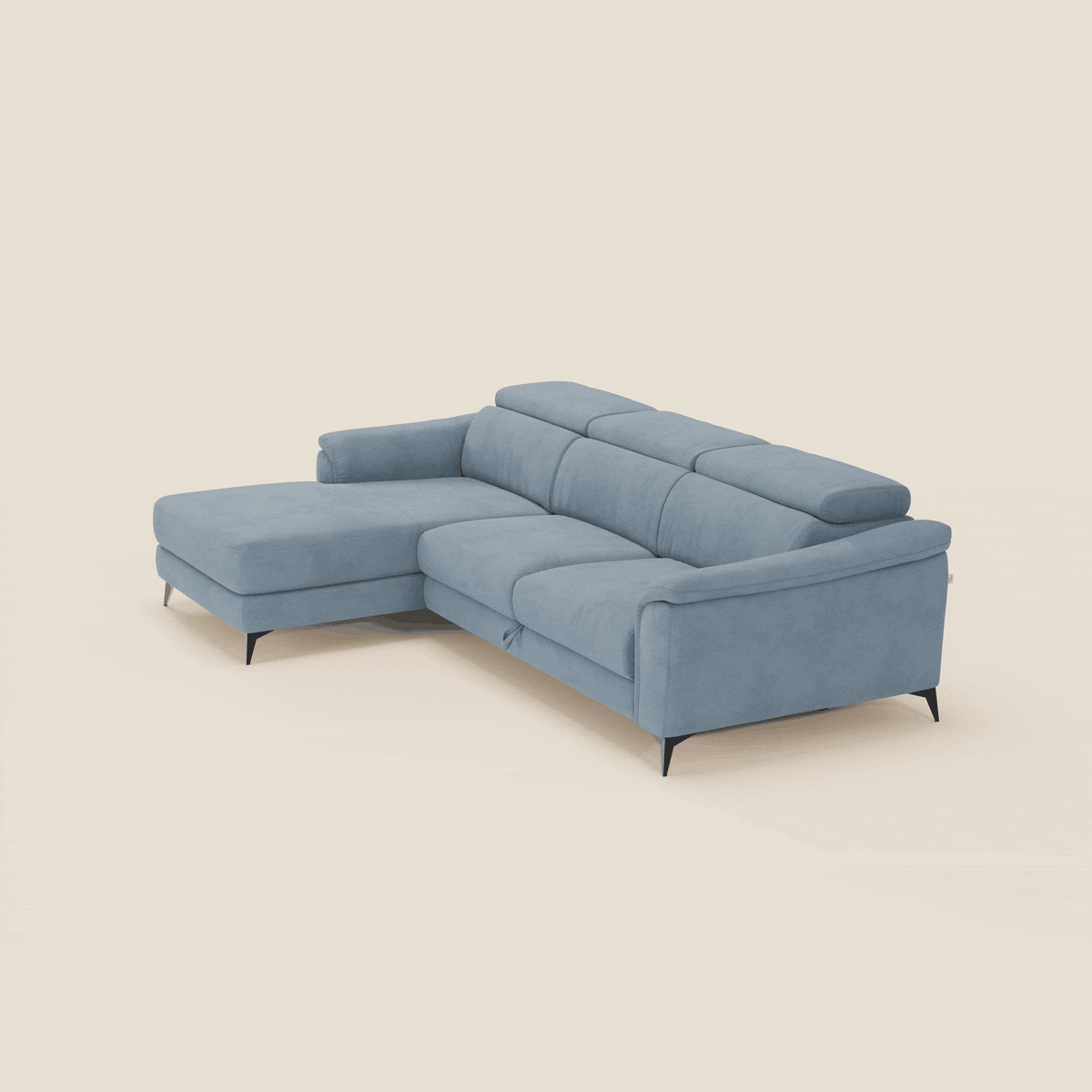 Arcos Divano con penisola di Divani.Store è caratterizzato da gambe alte, poggiatesta reclinabili, chaise longue e microfibra impermeabile T11 carta da zucchero per una sensazione di morbidezza. Design moderno e minimalista su sfondo bianco sporco.