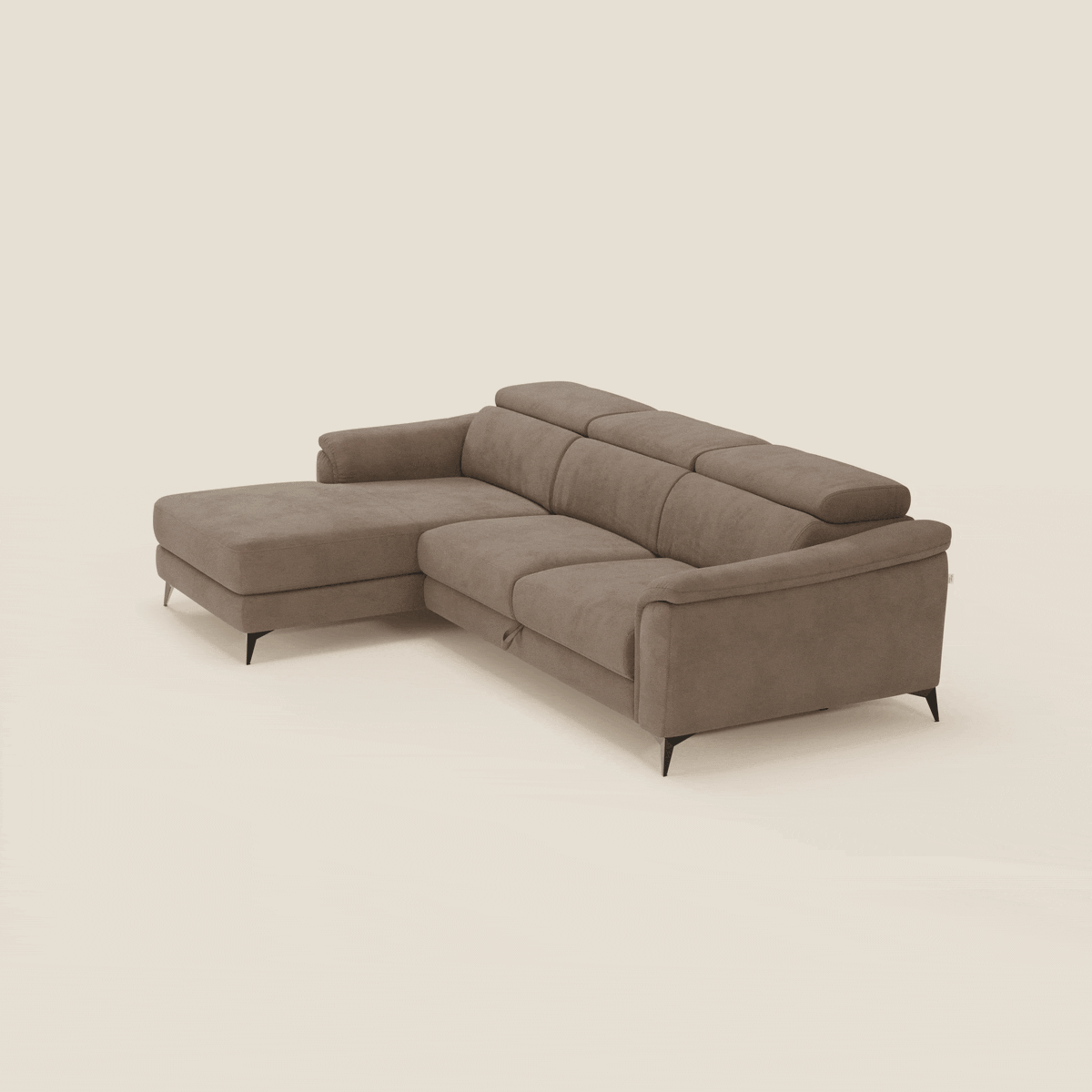 L'Arcos Divano con penisola di Divani.Store, in microfibra impermeabile T11 marrone, è caratterizzato da gambe alte e poggiatesta reclinabili. Gli ampi cuscini offrono comfort e stile e si stagliano su uno sfondo beige chiaro.