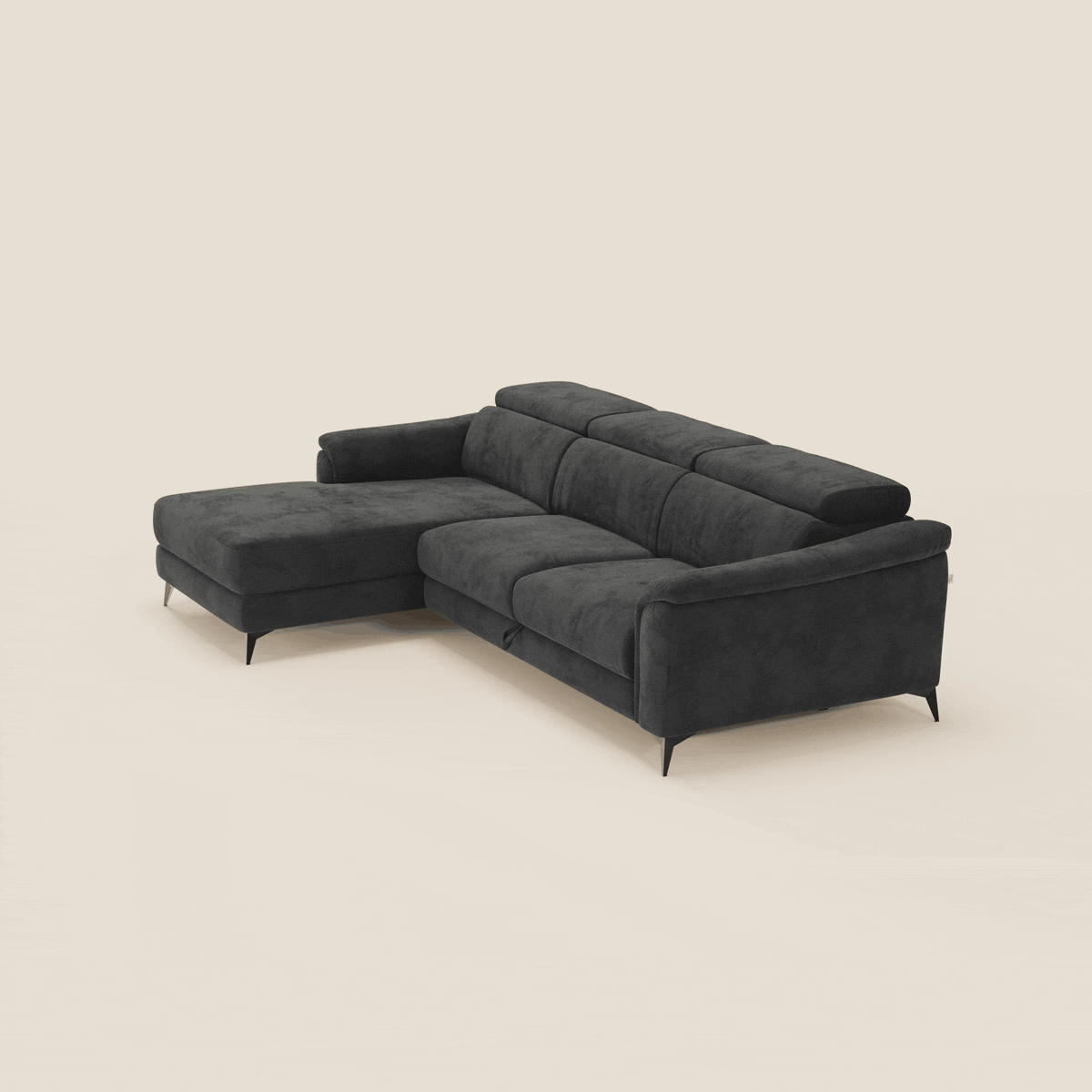 Il divano Arcos con penisola di Divani.Store è caratterizzato da una chaise longue rivolta a sinistra, gambe alte e poggiatesta regolabili in microfibra impermeabile T11 nera. Il suo design elegante e la sua qualità sono la dimostrazione di un moderno artigianato italiano.