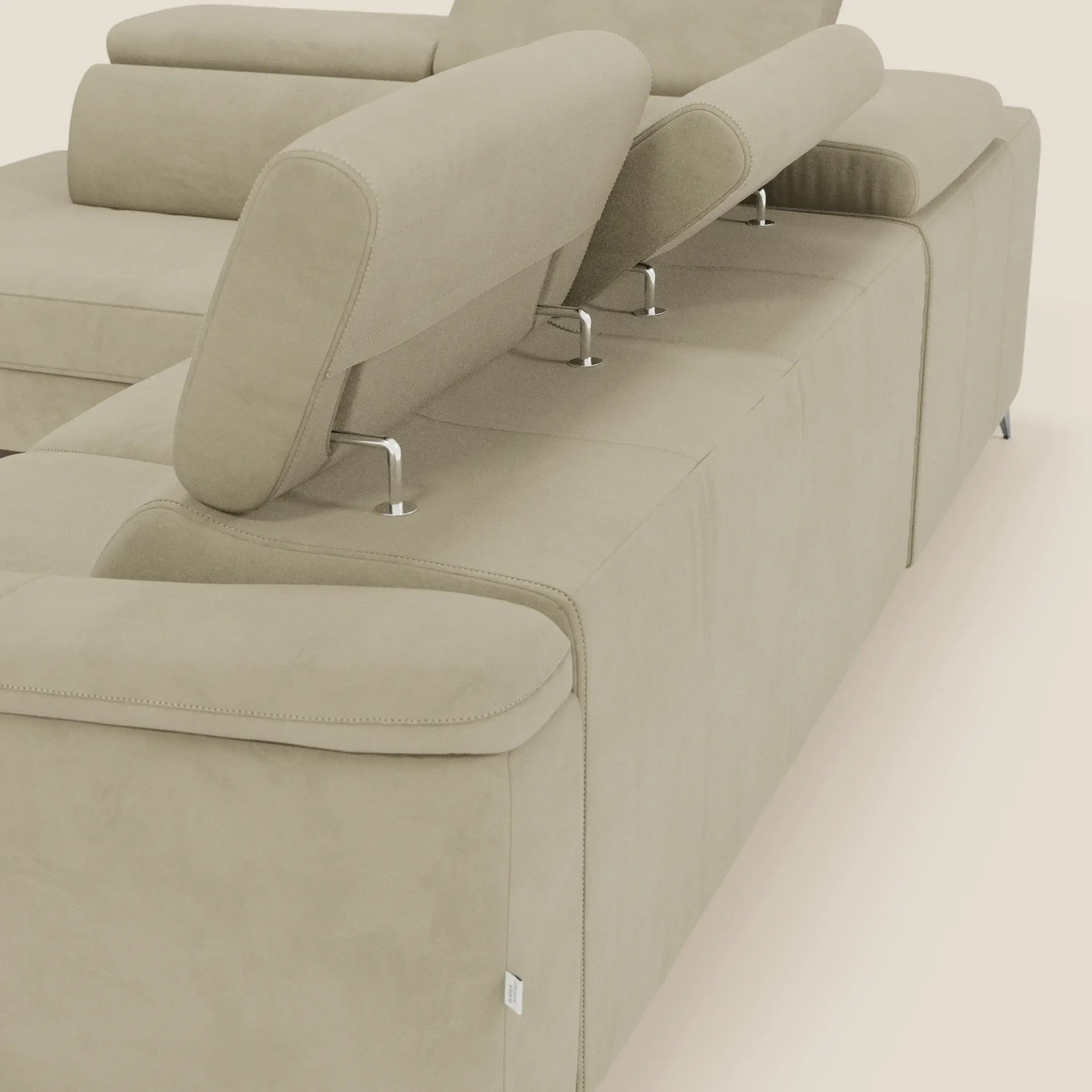 Arcos Divano angolare di Divani.Store è caratterizzato da gambe alte, poggiatesta regolabili e ampi braccioli in microfibra beige T11 resistente all'acqua, con linee pulite e cuciture a vista per un look elegante e moderno.