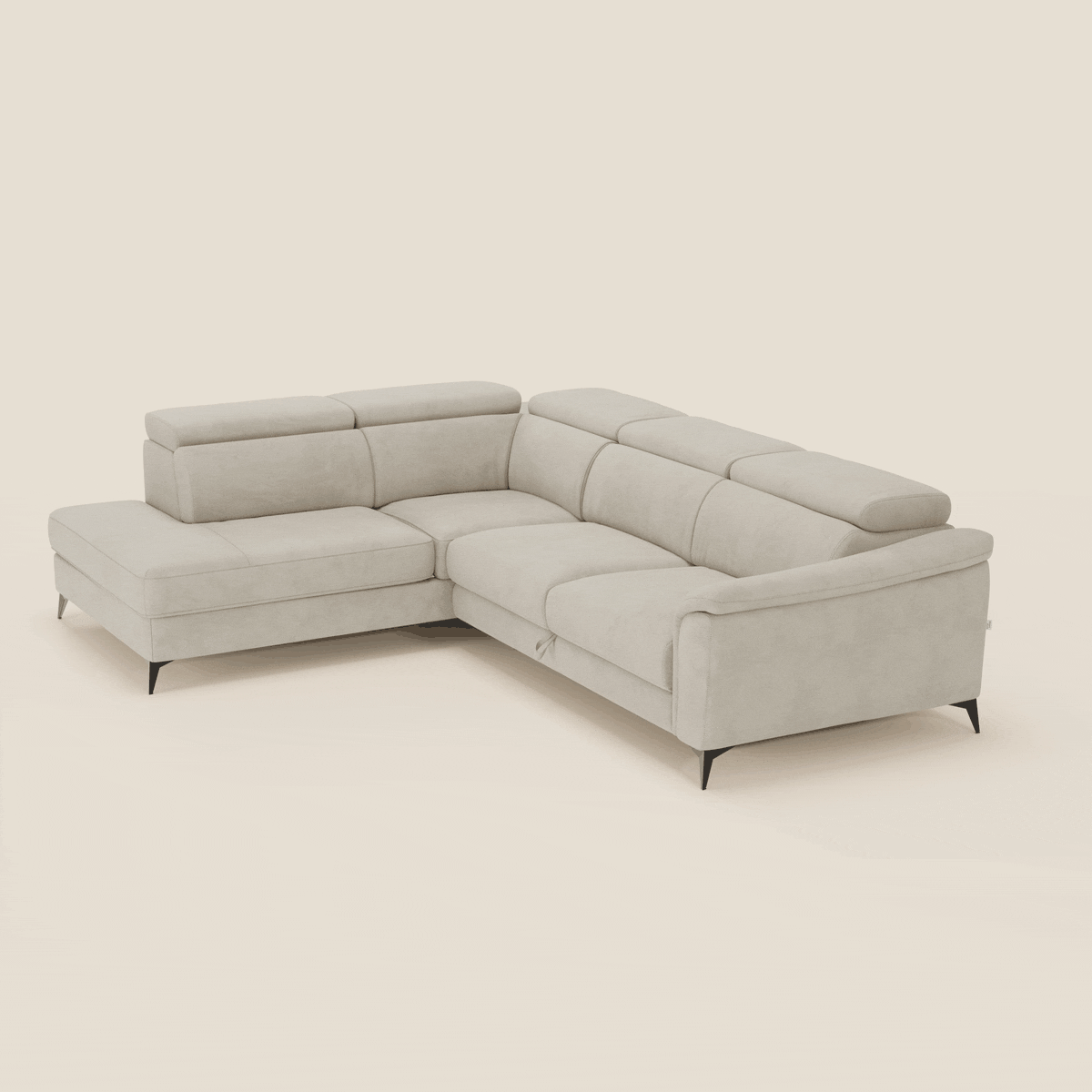 Arcos Divano angolare di Divani.Store è caratterizzato da una forma a L, gambe alte, poggiatesta reclinabili e microfibra panna T11 impermeabile. Dalle linee pulite e dai cuscini morbidi, include una chaise longue estraibile per un comfort moderno.