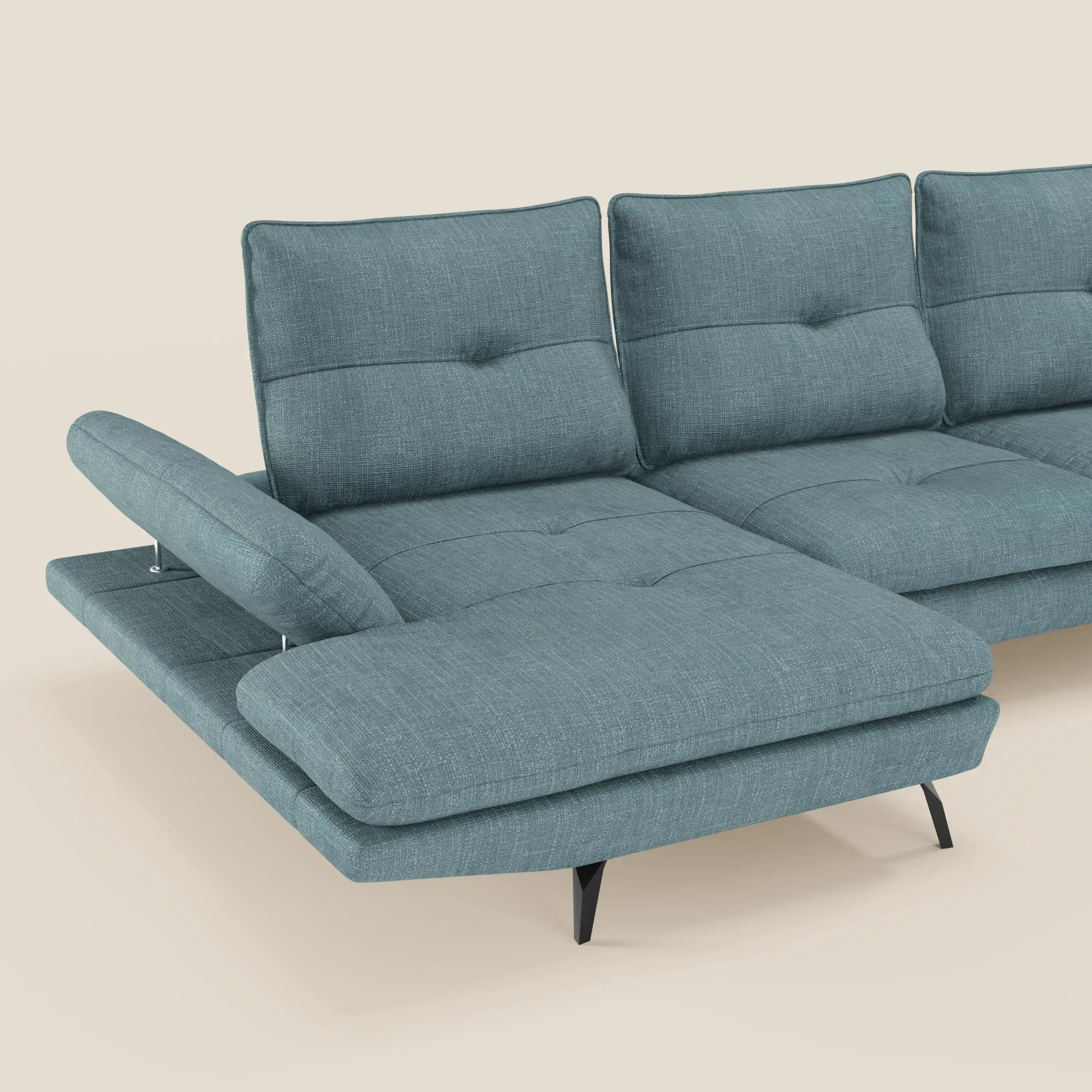 Il Divano con penisola Ardex di Divani.Store è caratterizzato da schienali traslanti e braccioli regolabili in elegante tessuto impermeabile T06 azzurro, che combinano il comfort regolabile con un design moderno e minimalista e tre cuscini di schienale con inserti.