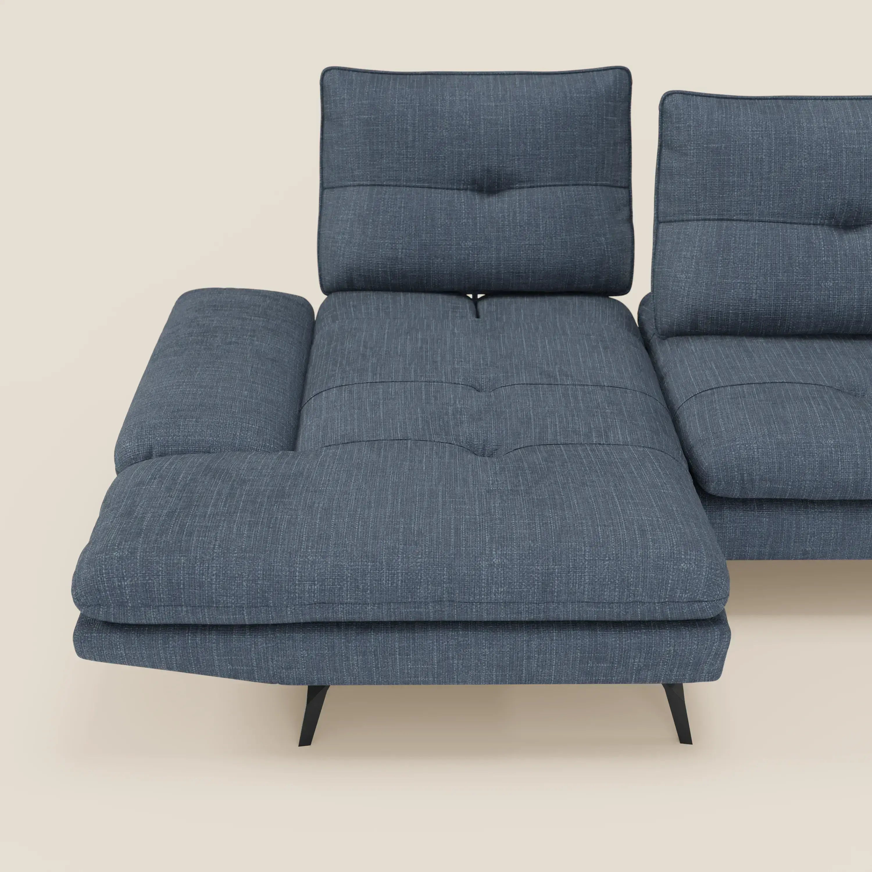 Il Divano con penisola Ardex di Divani.Store è caratterizzato da schienali traslanti, braccioli regolabili ed elegante tessuto impermeabile blu T06. Ha una chaise longue sinistra, gambe in metallo angolate nere, cuscini trapuntati e fondo beige chiaro.