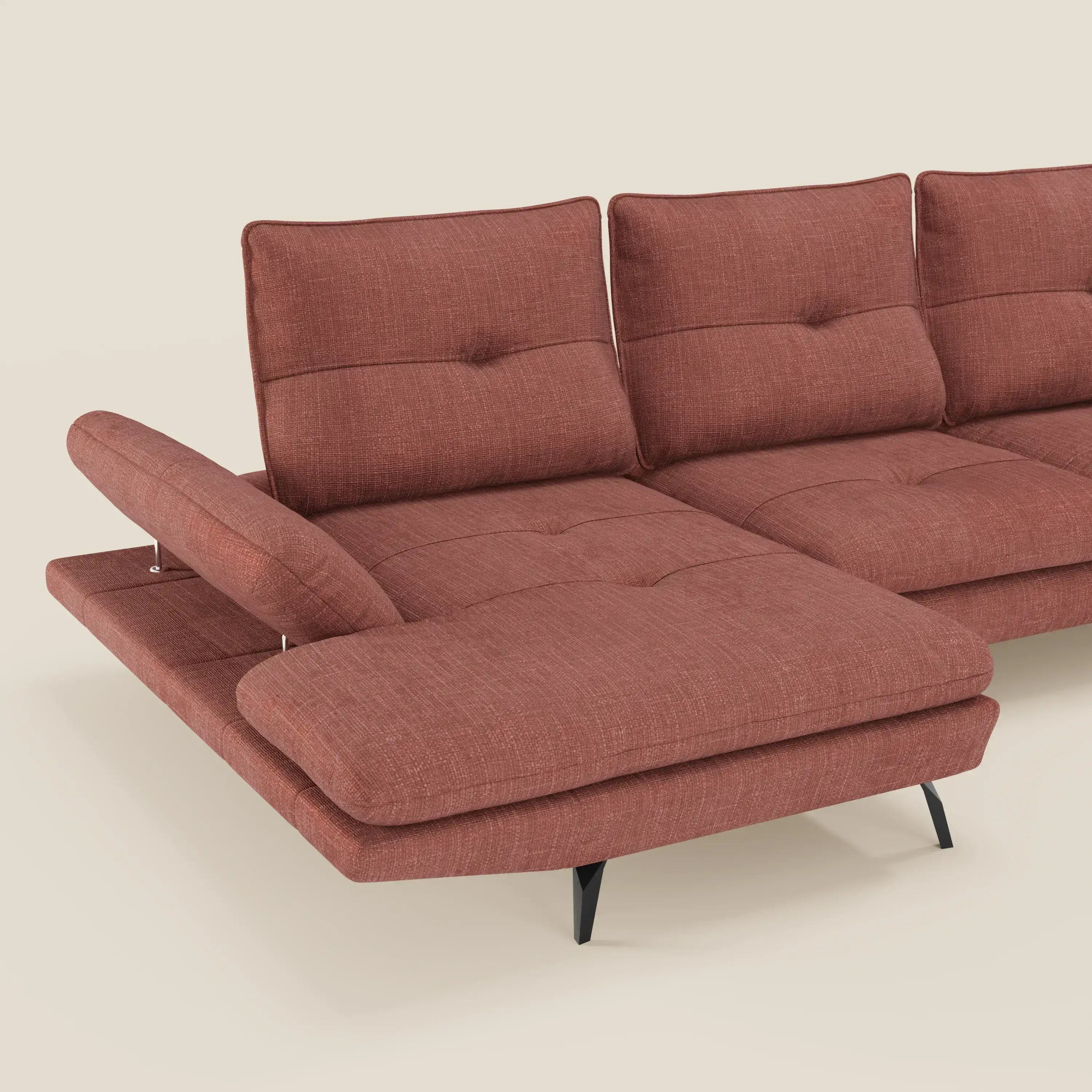 Il Divano con penisola Ardex di Divani.Store in tessuto T06 corallo impermeabile è caratterizzato da tre cuscini di seduta, schienali trapuntati con schienali traslanti, sottili gambe nere e un bracciolo regolabile angolato a sinistra.