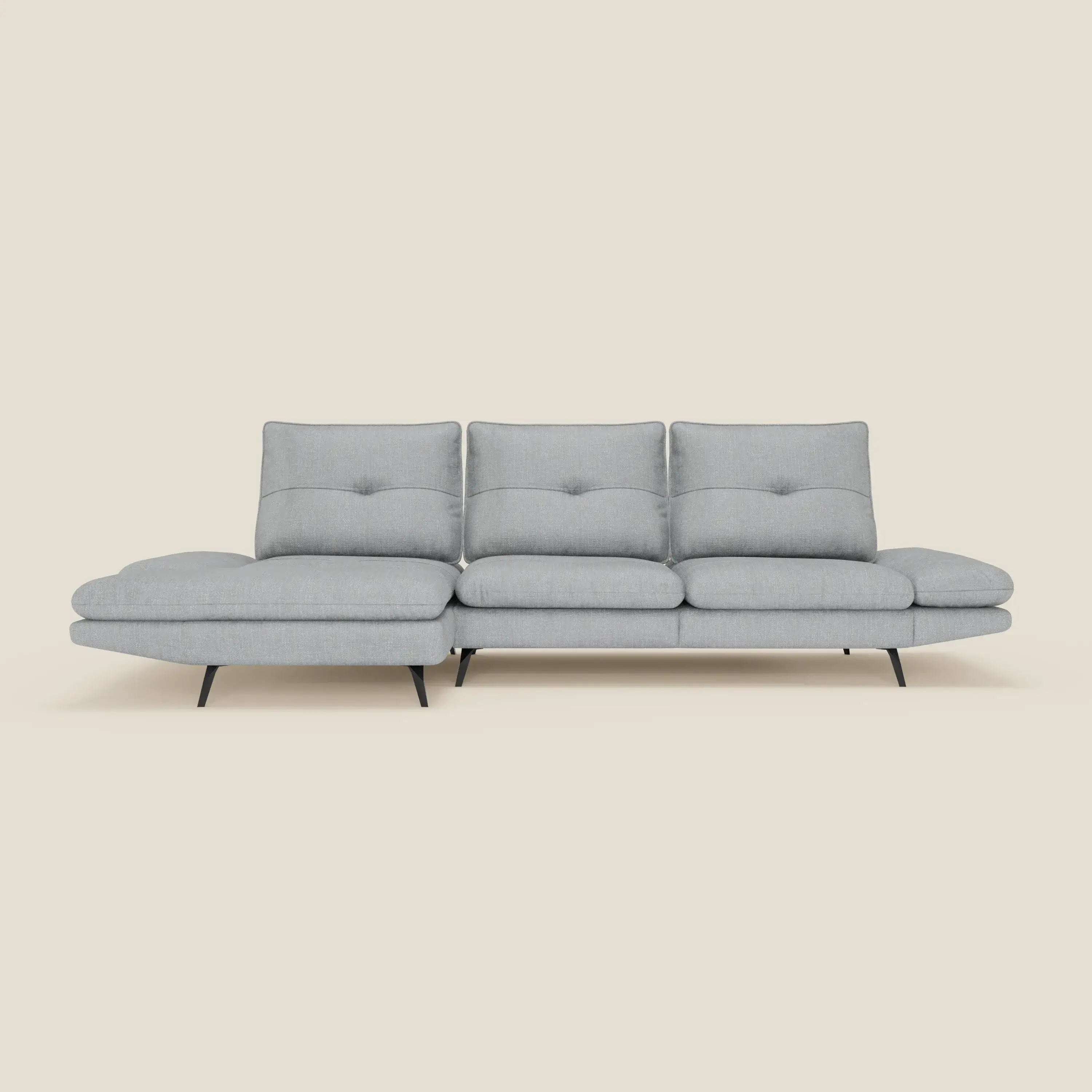 Ardex Divano con penisola di Divani.Store è caratterizzato da schienali e braccioli regolabili in elegante tessuto impermeabile T06 ghiaccio. Con le sue eleganti gambe nere e la chaise longue sinistra, offre uno stile moderno e un grande comfort su uno sfondo beige.