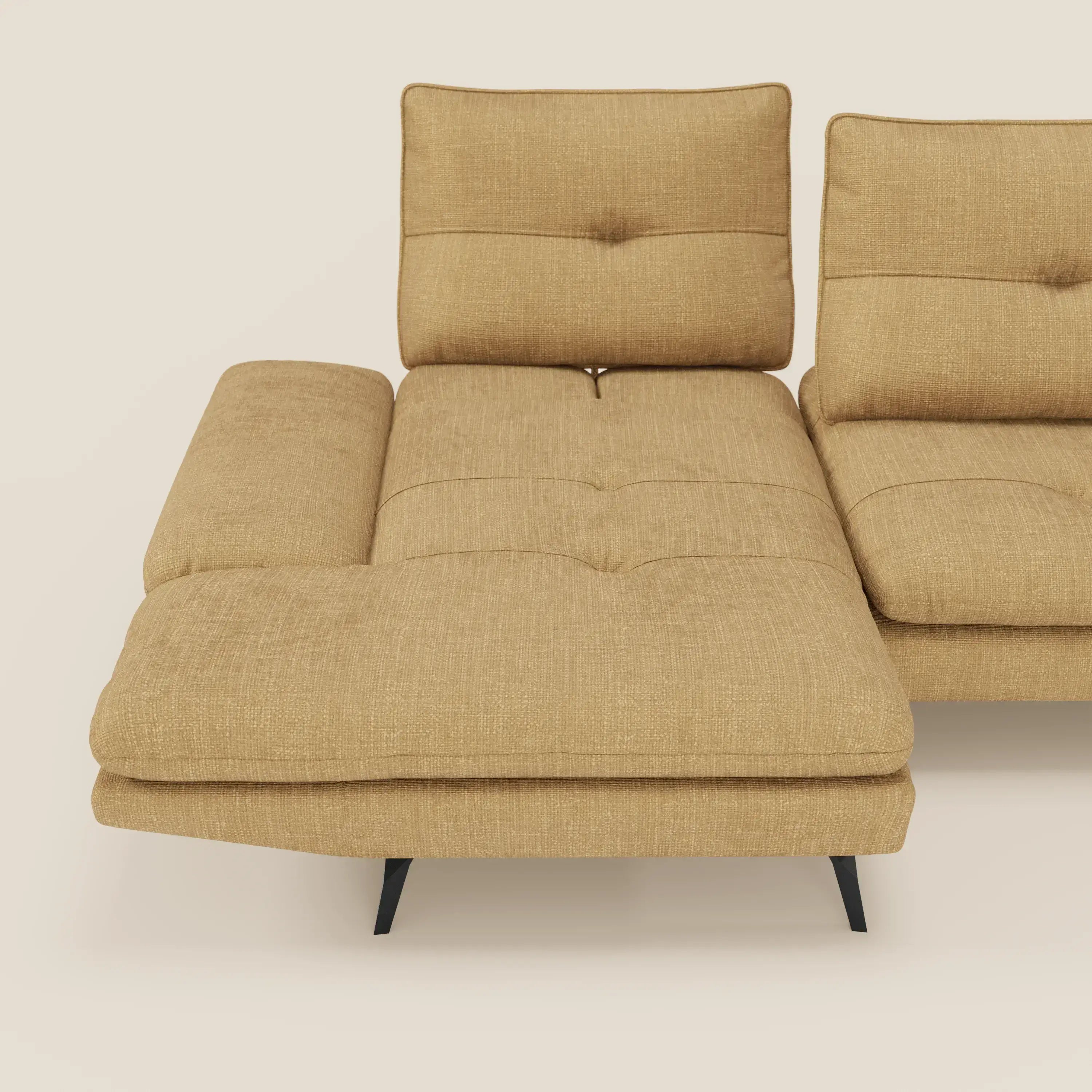 Il Divano con penisola Ardex di Divani.Store è caratterizzato da schienali traslanti, braccioli regolabili, elegante tessuto impermeabile T06 giallo senape, cuscini trapuntati, sottili gambe nere e un moderno design a L su sfondo beige chiaro.