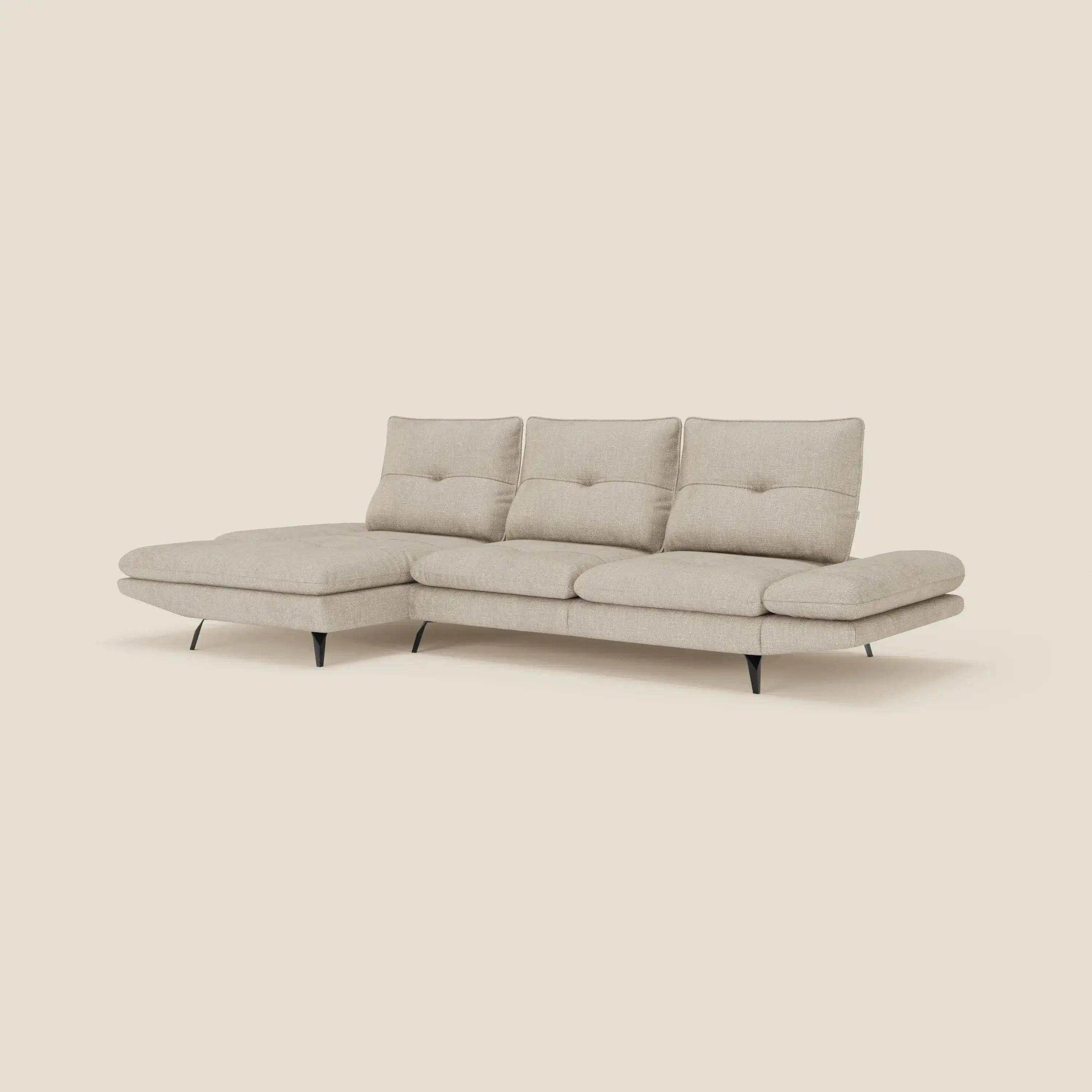 Ardex Divano con penisola di Divani.Store è caratterizzato da tre schienali scorrevoli, braccioli regolabili, elegante tessuto impermeabile T06 panna e sottili gambe nere, su uno sfondo chiaro.